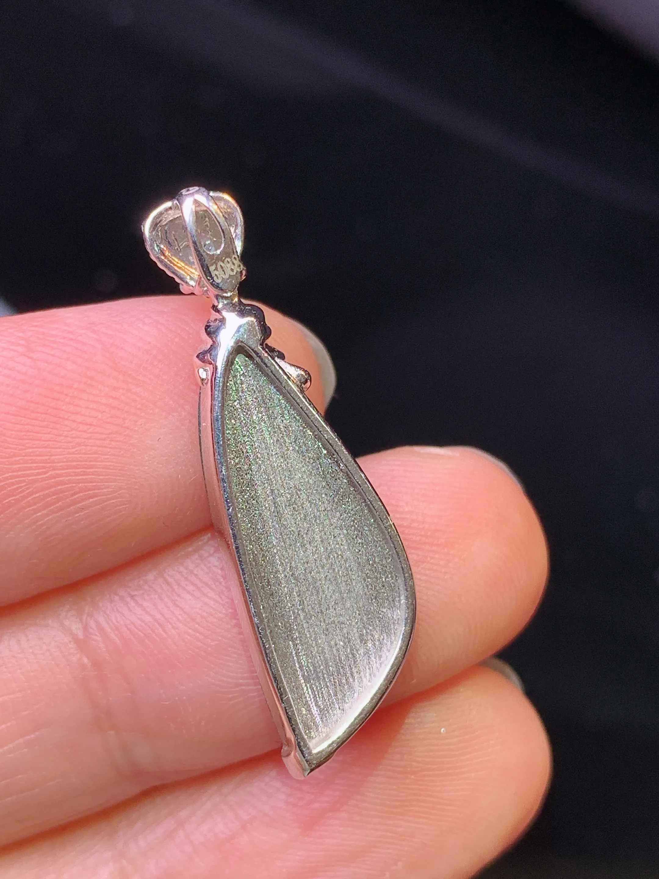 18金钻镶嵌翠绿随形吊坠 玉质细腻 色泽清新艳丽 整体尺寸28.8*8.7*4.8