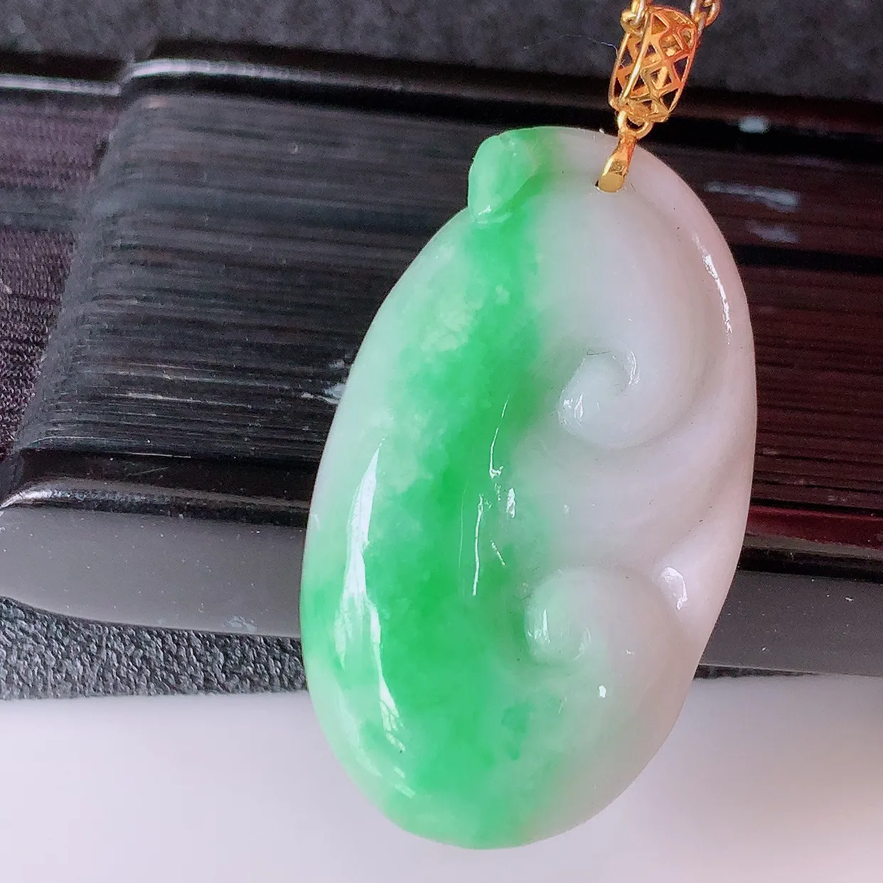 18k金镶嵌冰润飘绿如意翡翠吊坠，款式新颖，佩戴效果时尚出众，尽显气质， 水润精细， 美感十足。#1.16