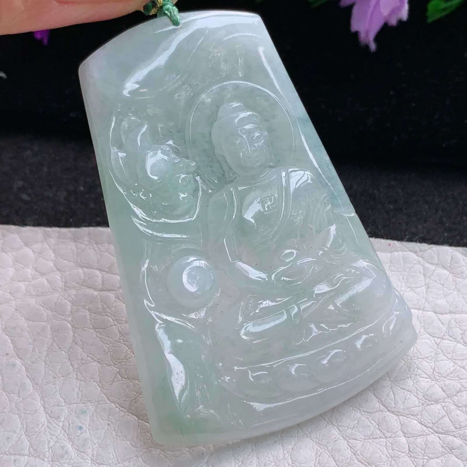yn实拍58*39.5*4.6缅甸翡翠精雕浅绿大日如来 花开见佛玉吊坠 玉挂坠