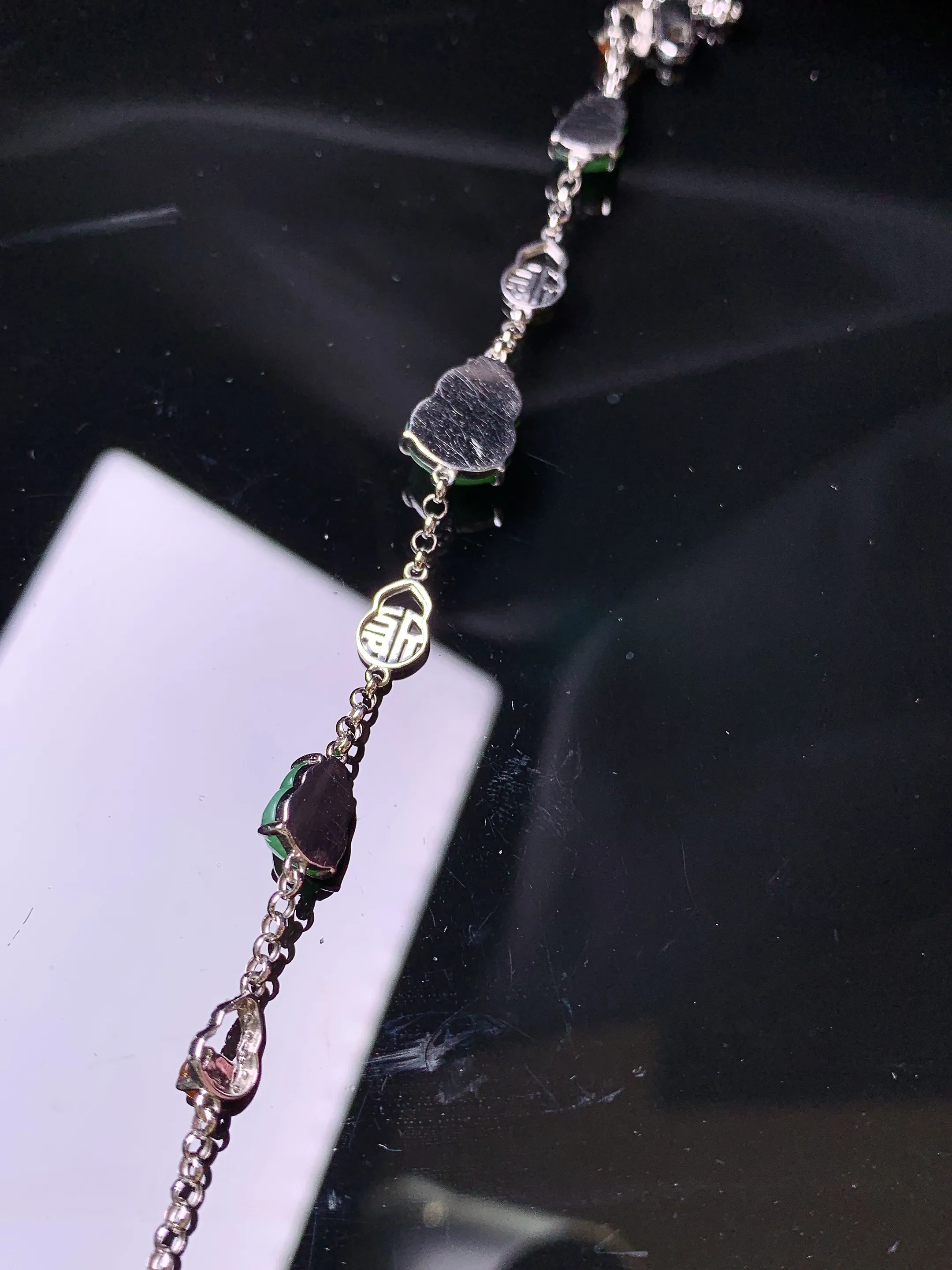 18金镶嵌翠绿葫芦手链 玉质细腻 色泽清新艳丽 整体尺寸11.2*8.5*3.8