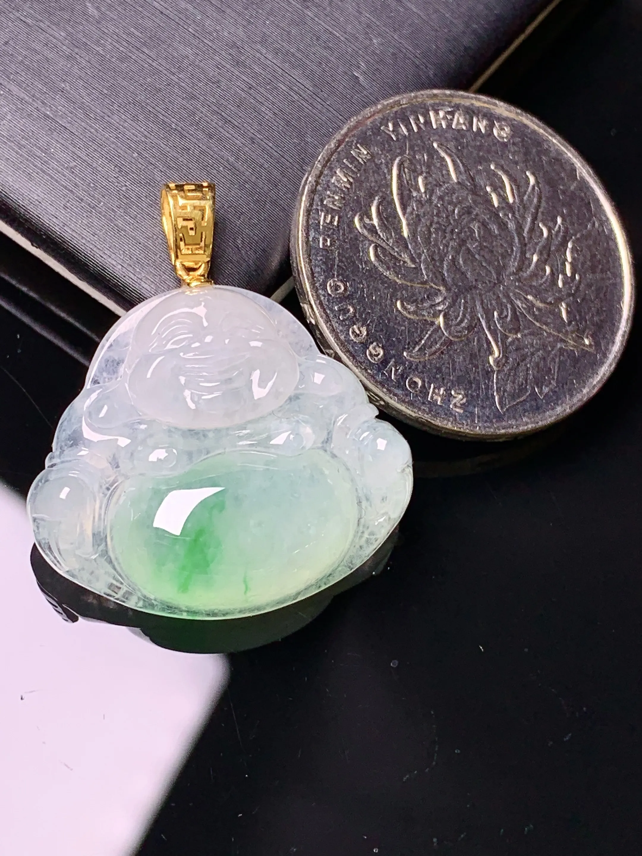 18金镶嵌飘绿佛公吊坠 玉质细腻 色泽清新艳丽 整体尺寸28*24.5*6.2