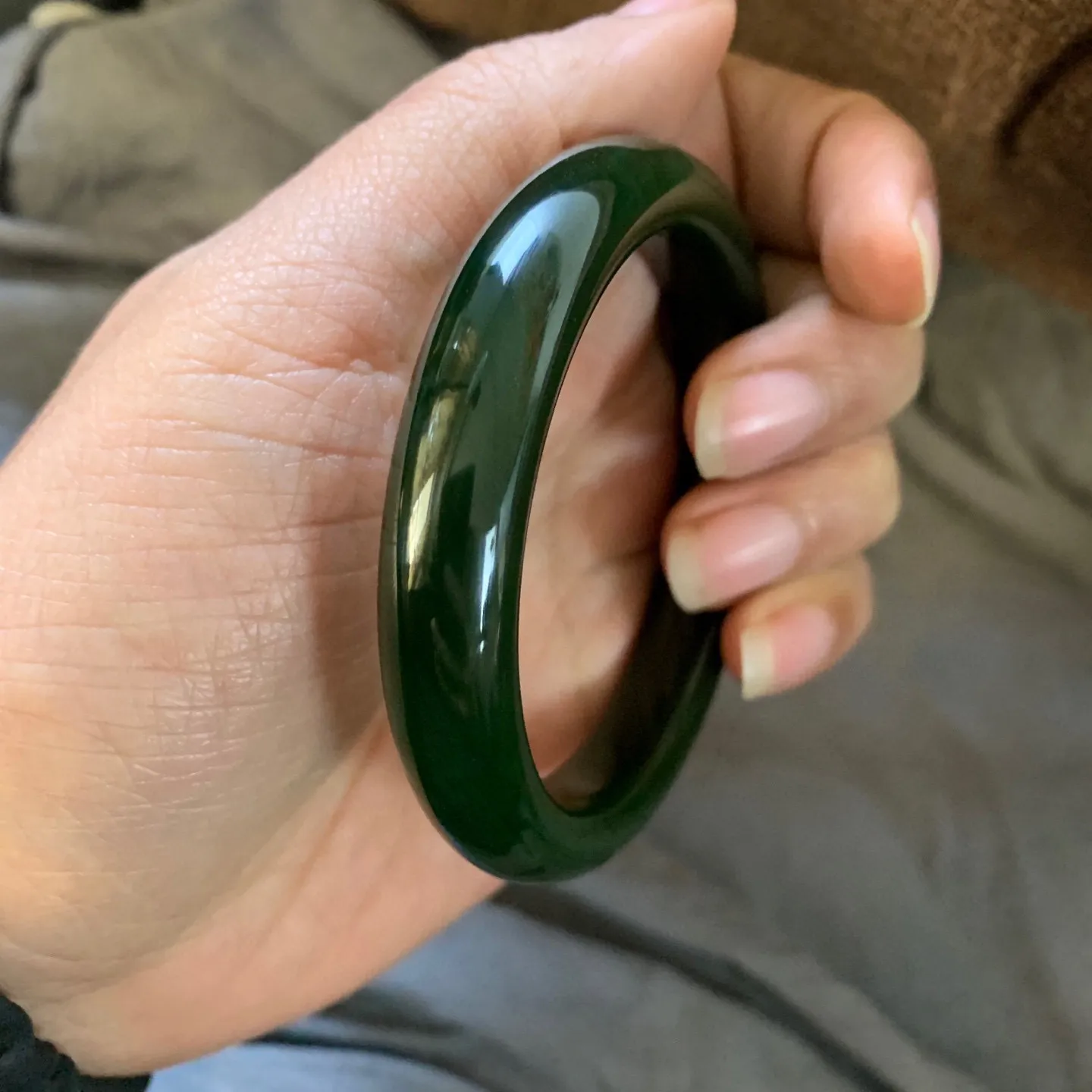 56.8圈口新疆和田玉碧玉菠菜绿手镯【挽间柔情】，冰透十足，和田玉56.8圈口碧玉手镯，镯型古朴典雅