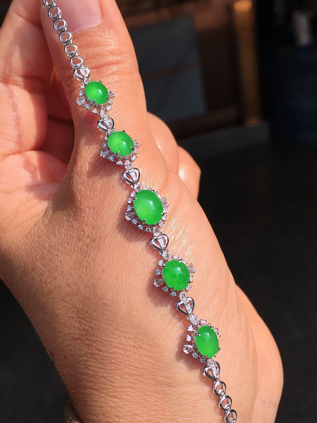 阳绿蛋面手链，色泽均匀艳丽，玉质细腻，荧光感超
强，饱满圆润，尽显优雅气质，18k
金豪华镶嵌