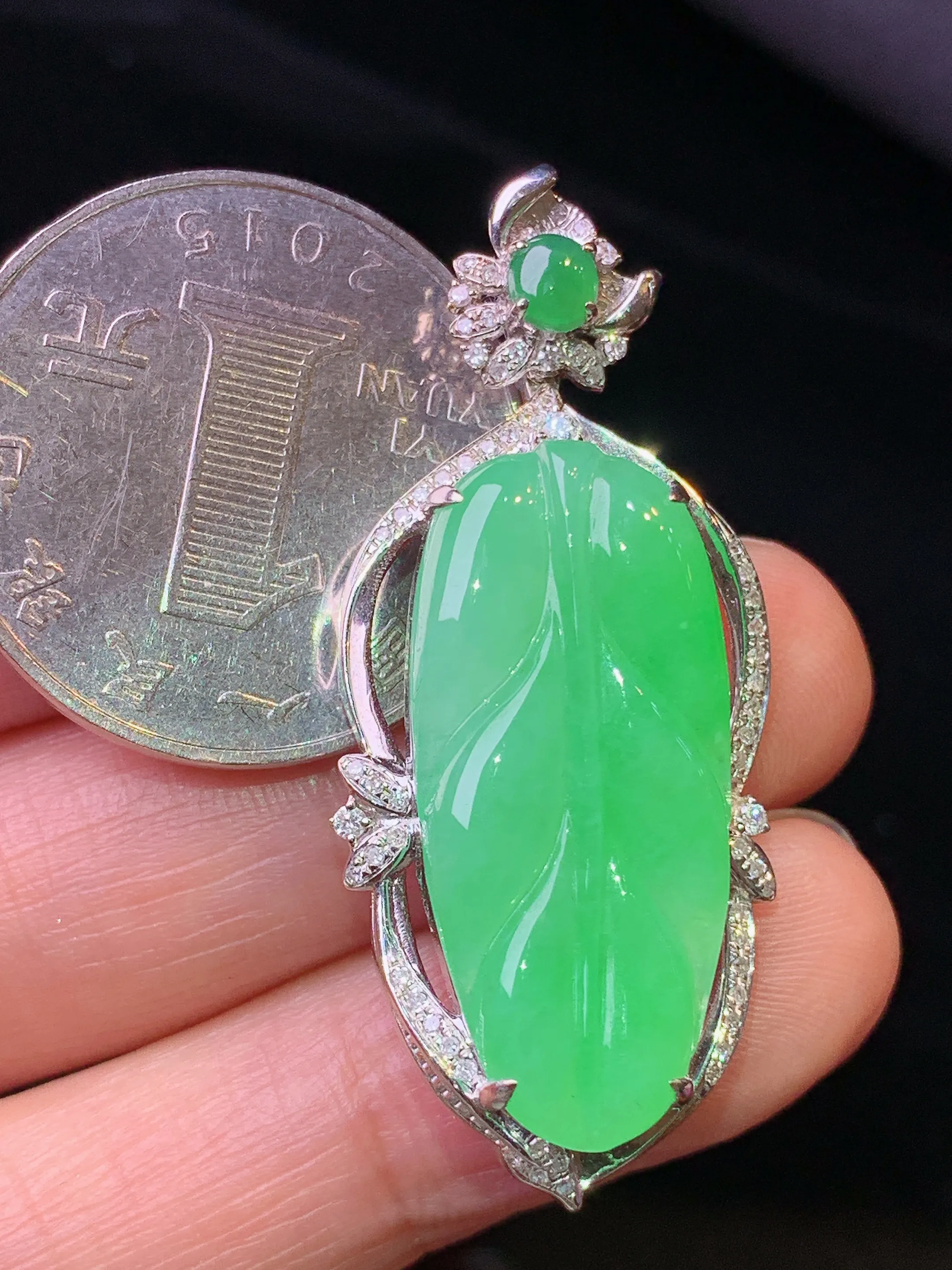 18金钻镶嵌翠绿树叶吊坠 玉质细腻 色泽清新艳丽 整体尺寸42*17.8*7.3