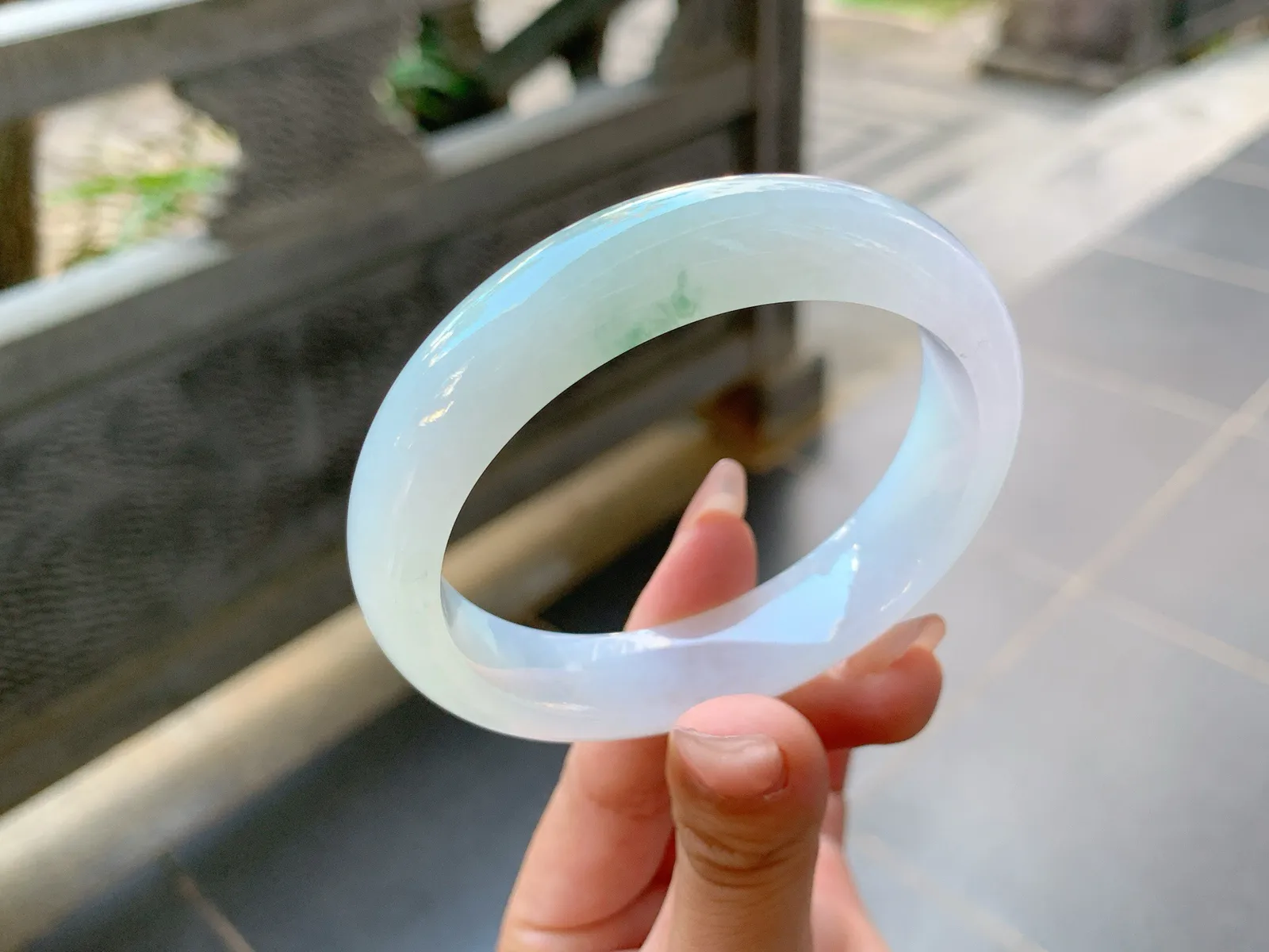 ️｜57圈口
白冰飘绿花，整体透亮细腻，端庄大气，花色轻盈飘逸，