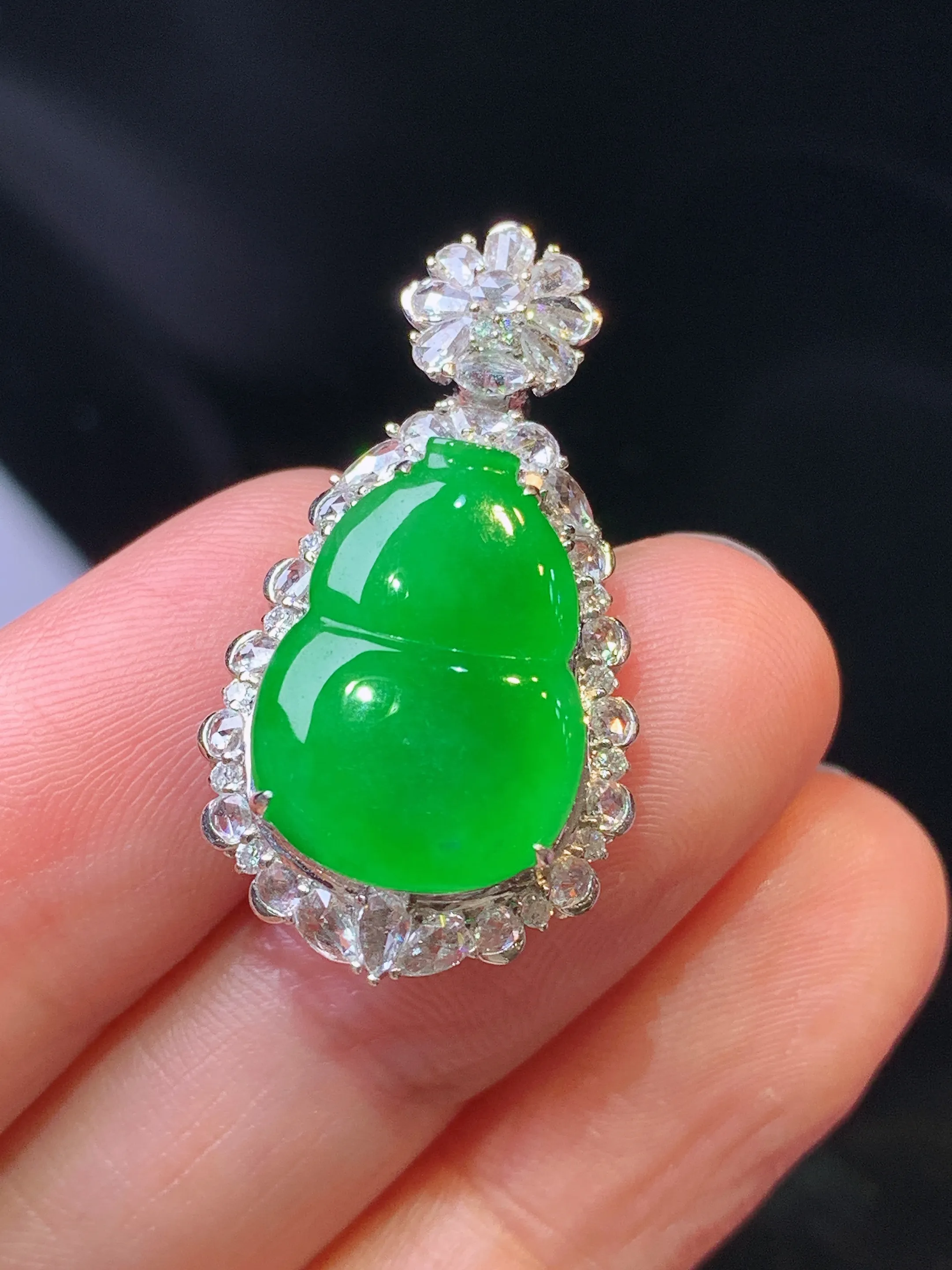 18金钻镶嵌满绿葫芦吊坠 玉质细腻 色泽清新艳丽 整体尺寸29.8*16.2*9.5