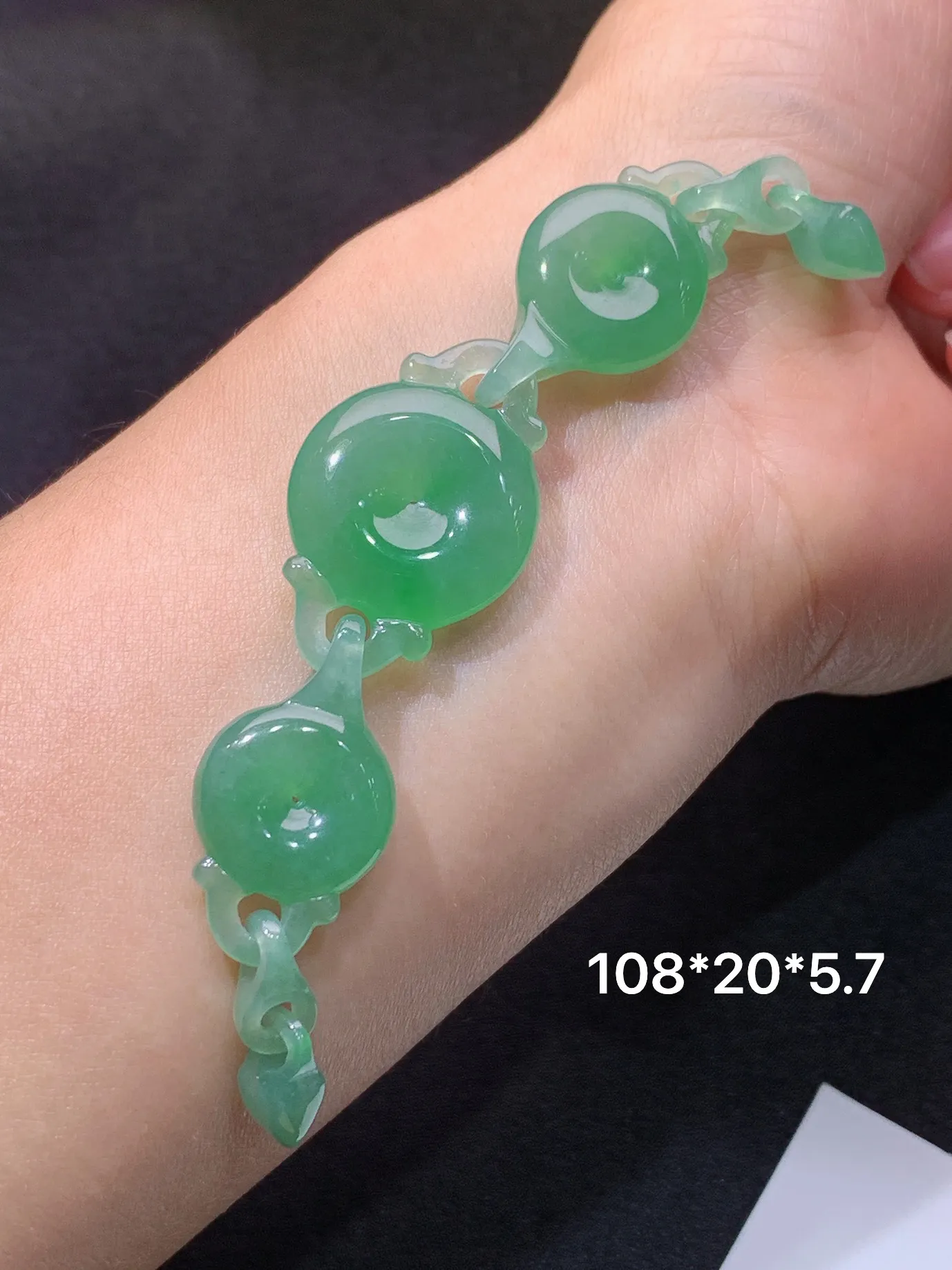 晴绿平安扣手牌 玉质细腻 色泽清新艳丽 整体尺寸108*20*5.7