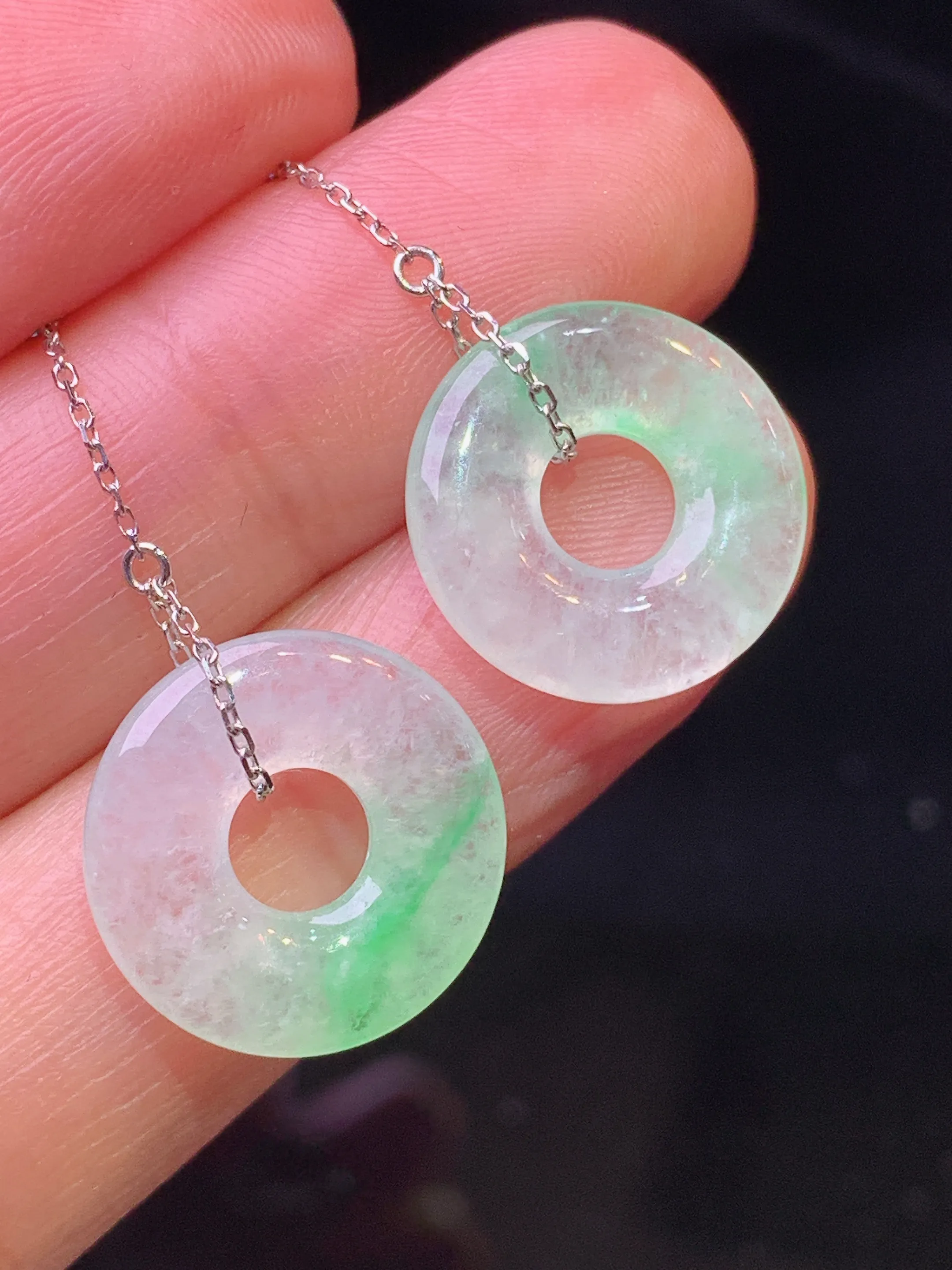 18金镶嵌飘绿平安环耳坠 玉质细腻 色泽清新艳丽 整体尺寸14.5*3