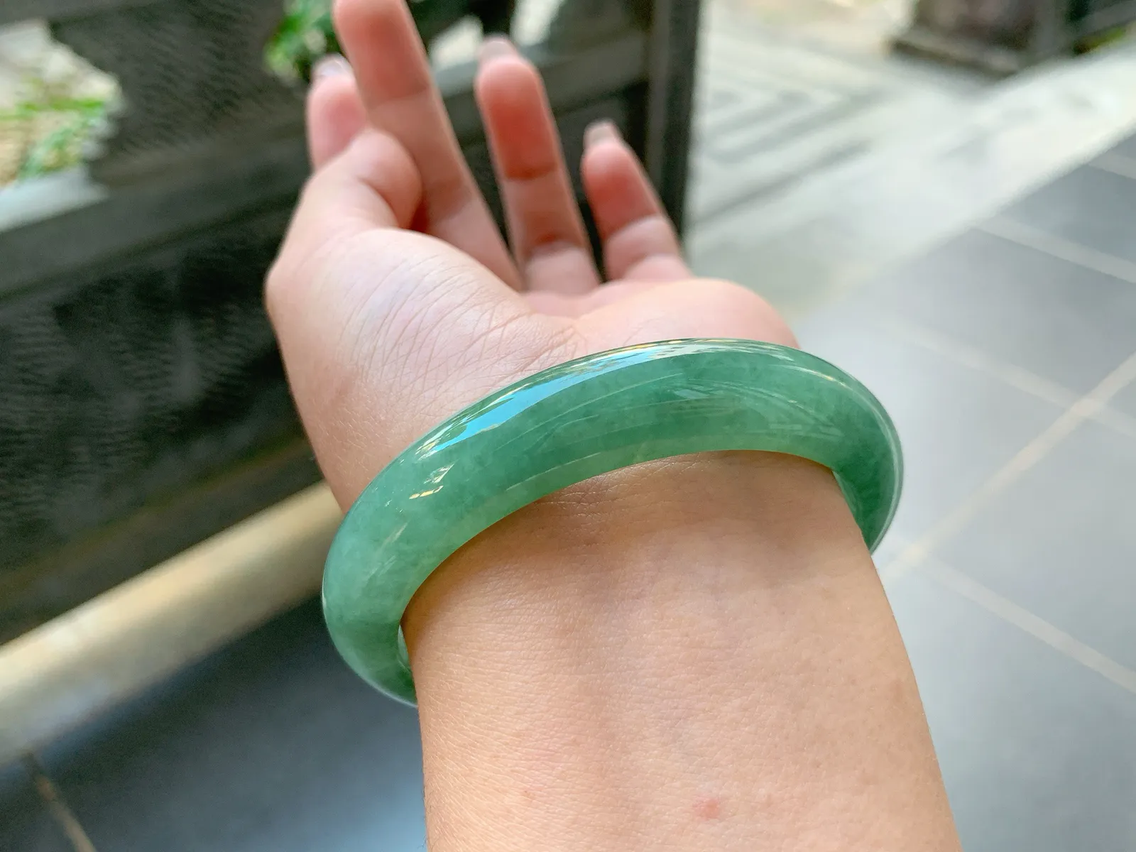 ｜57圈口
满圈油青底，绿油油的，浓郁翠色，端庄优雅，