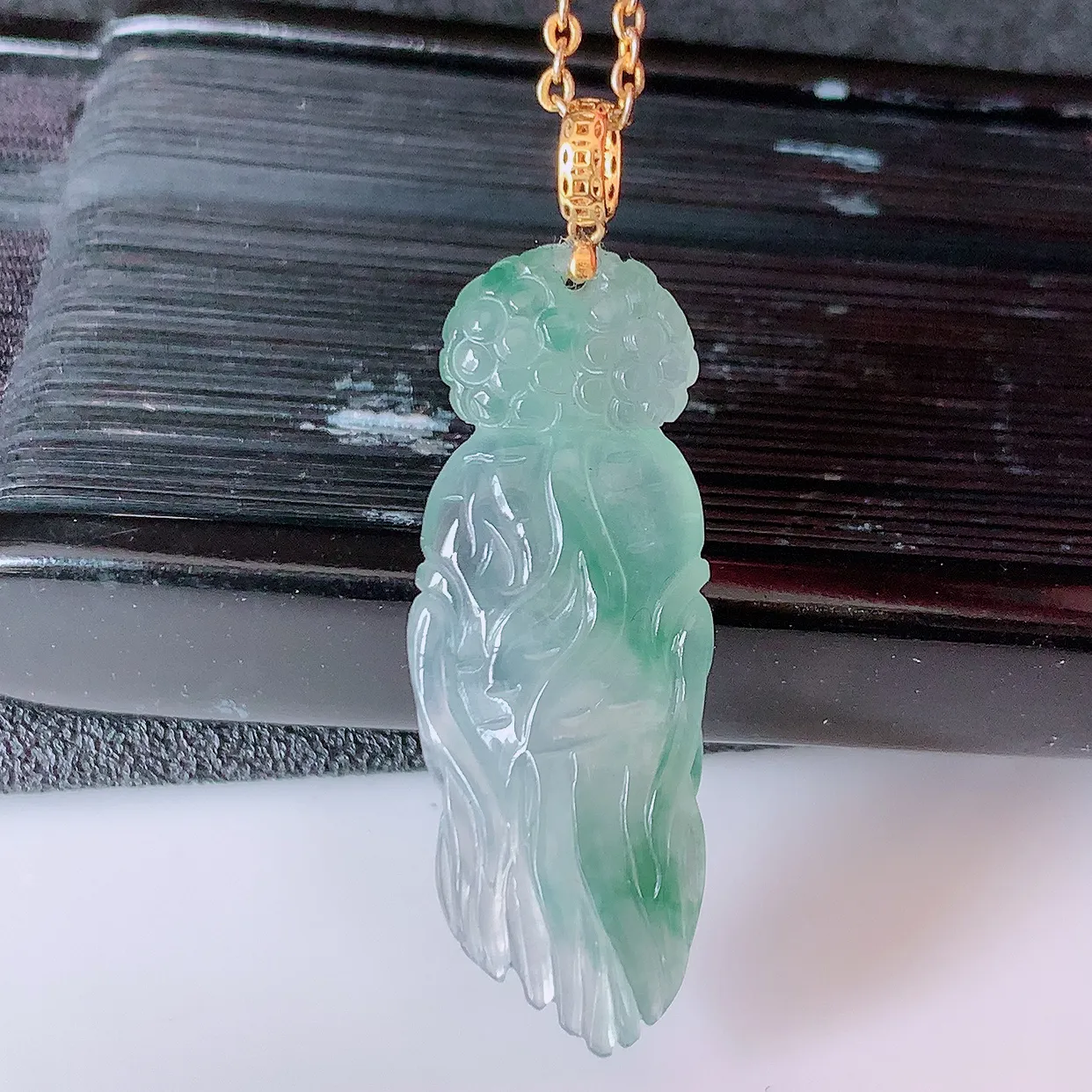 18k金镶嵌冰种飘花翡翠人参吊坠，人生如意，款式新颖，佩戴效果时尚出众， 尽显气质，水润精细， 美感十足。#1.16