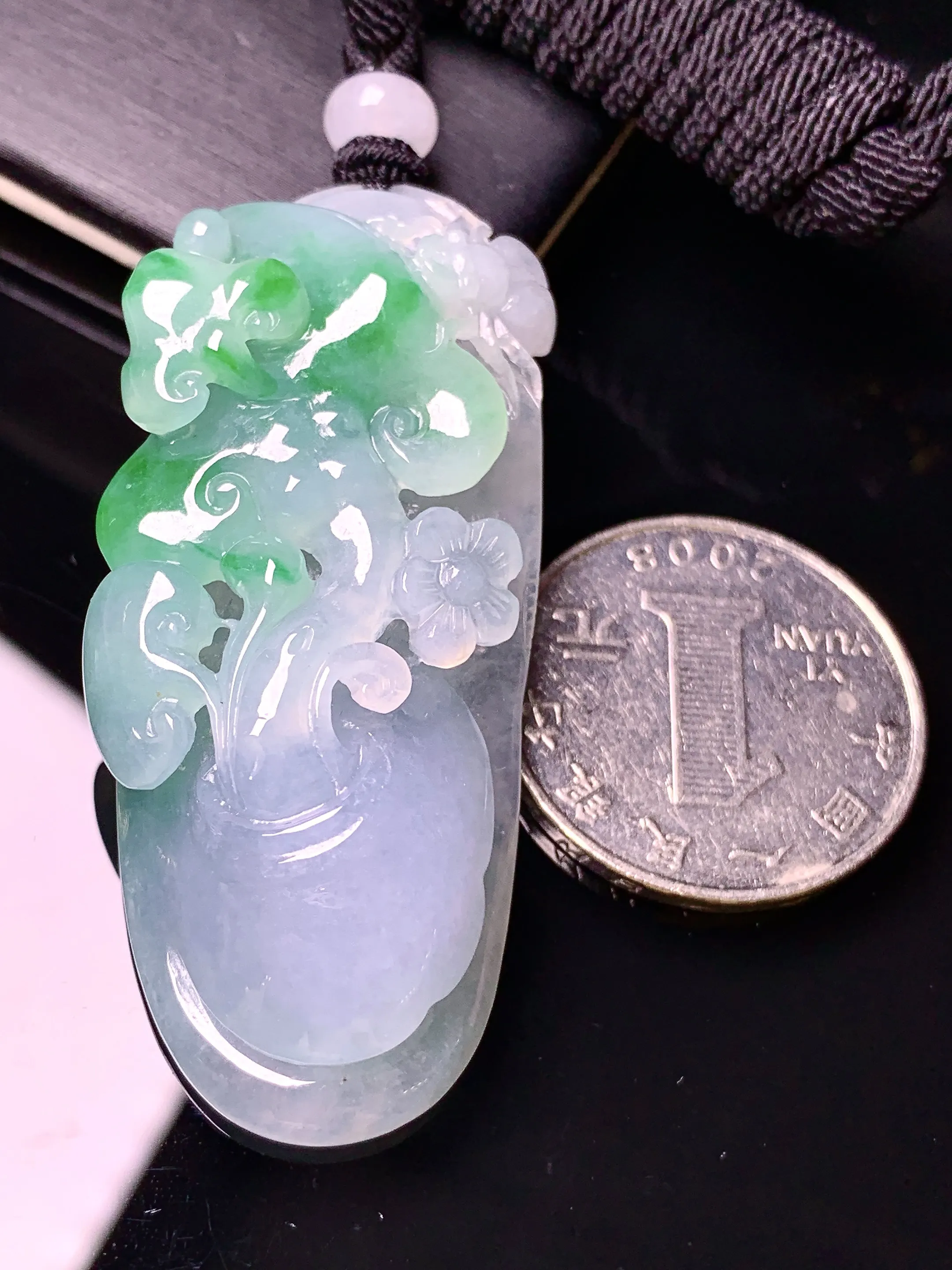 飘绿花开富贵吊坠 玉质细腻 色泽清新艳丽 整体尺寸54.5*23.8*12.3