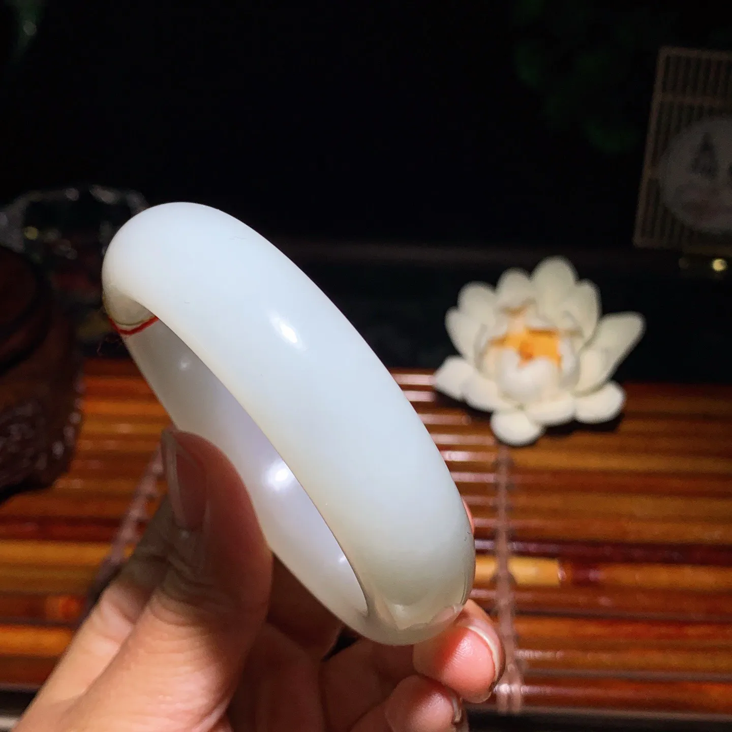 54圈口 新疆和田玉羊脂白籽料手镯 54圈口条宽 17厚10重81.3克。玉质细腻油润。手推出油。佩戴高端典雅。lt260125