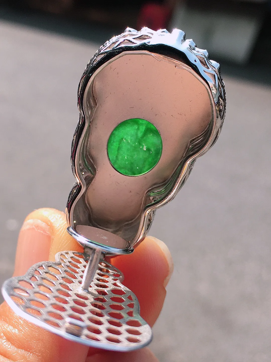 阳绿观音吊坠，色泽均匀艳丽，玉质细腻，荧光感超
强，饱满圆润，尽显优雅气质，18k
金豪华镶嵌