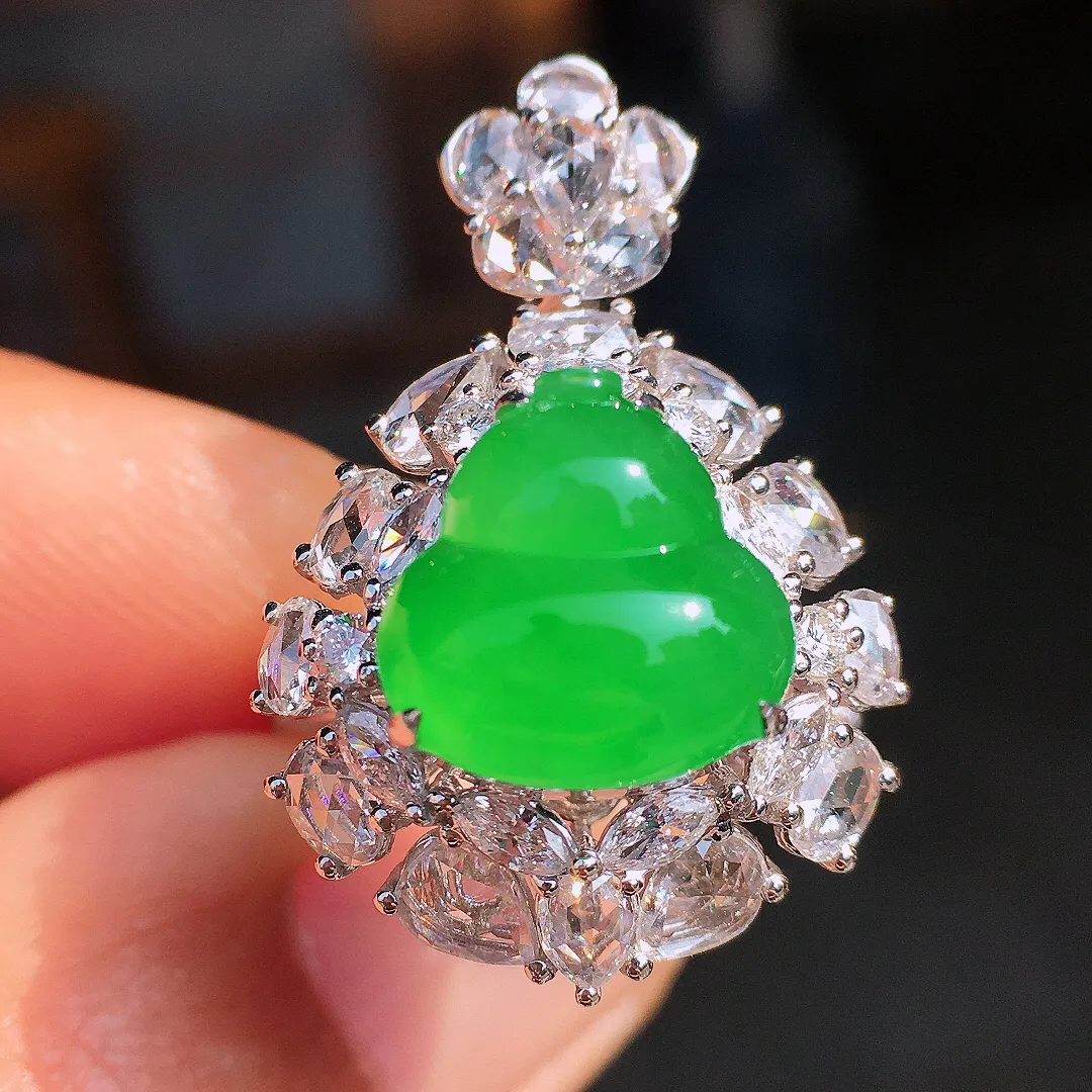 阳绿葫芦戒指/吊坠两用款，色泽均匀艳丽，玉质细腻，荧光感超
强，饱满圆润，尽显优雅气质，18k
金豪华镶嵌