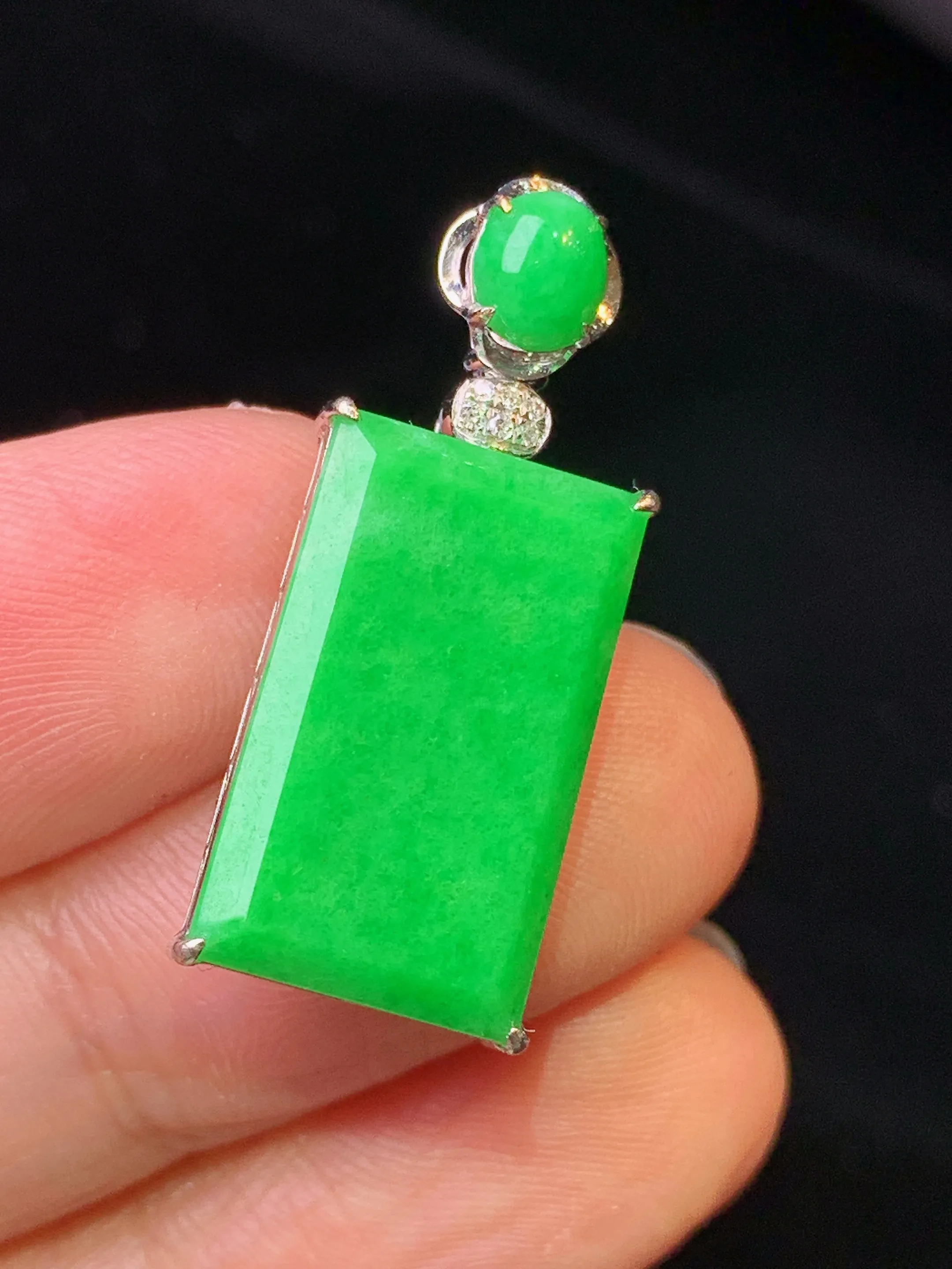 18金钻镶嵌翠绿无事牌吊坠 玉质细腻 色泽清新艳丽 整体尺寸27.6*10.8*6.8