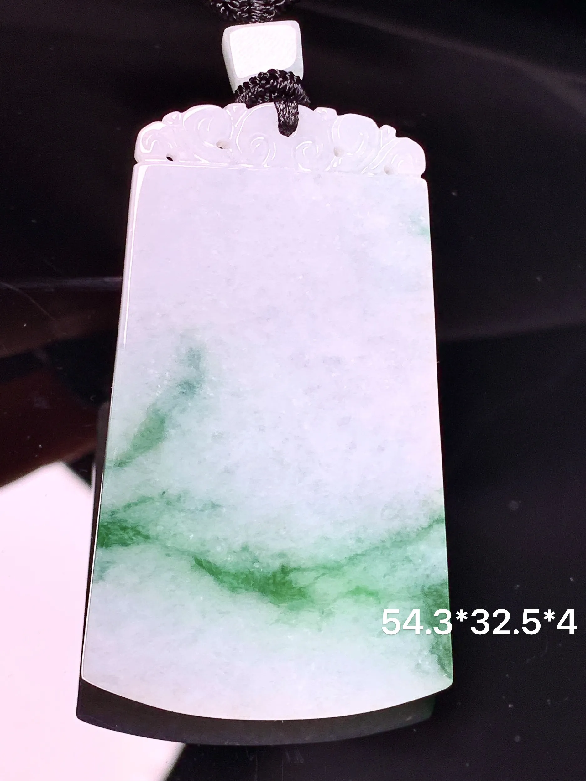 飘绿无事牌吊坠 玉质细腻 色泽清新艳丽 整体尺寸54.3*32.5*4