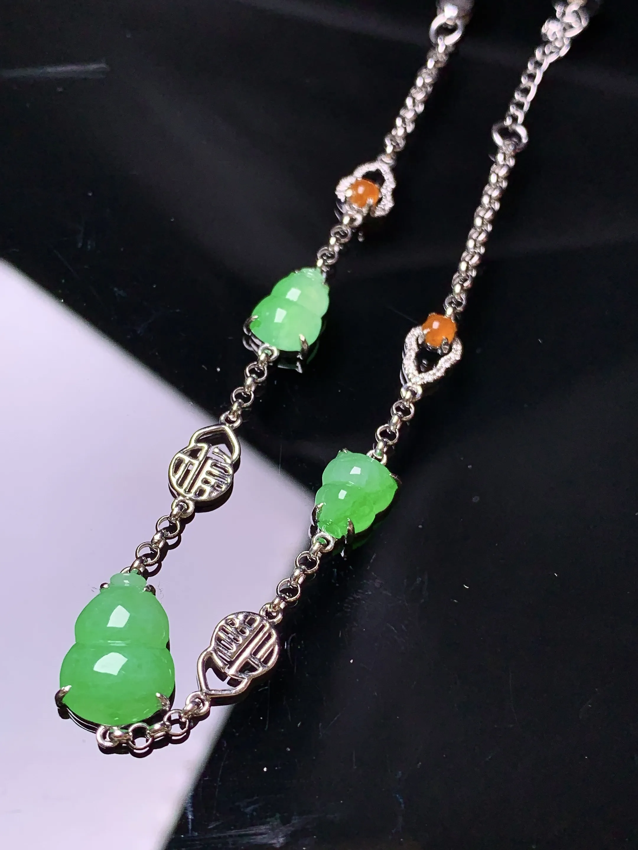 18金镶嵌翠绿葫芦手链 玉质细腻 色泽清新艳丽 整体尺寸11.2*8.5*3.8