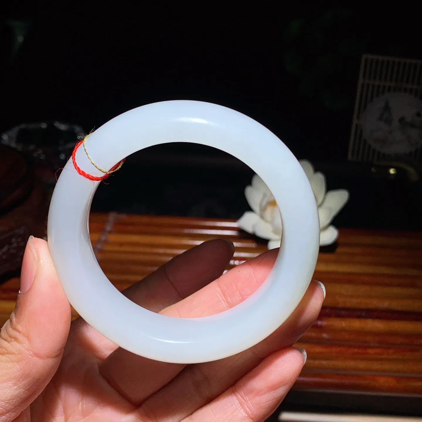 54圈口 新疆和田玉羊脂白籽料手镯 54圈口条宽 17厚10重81.3克。玉质细腻油润。手推出油。佩戴高端典雅。lt260125