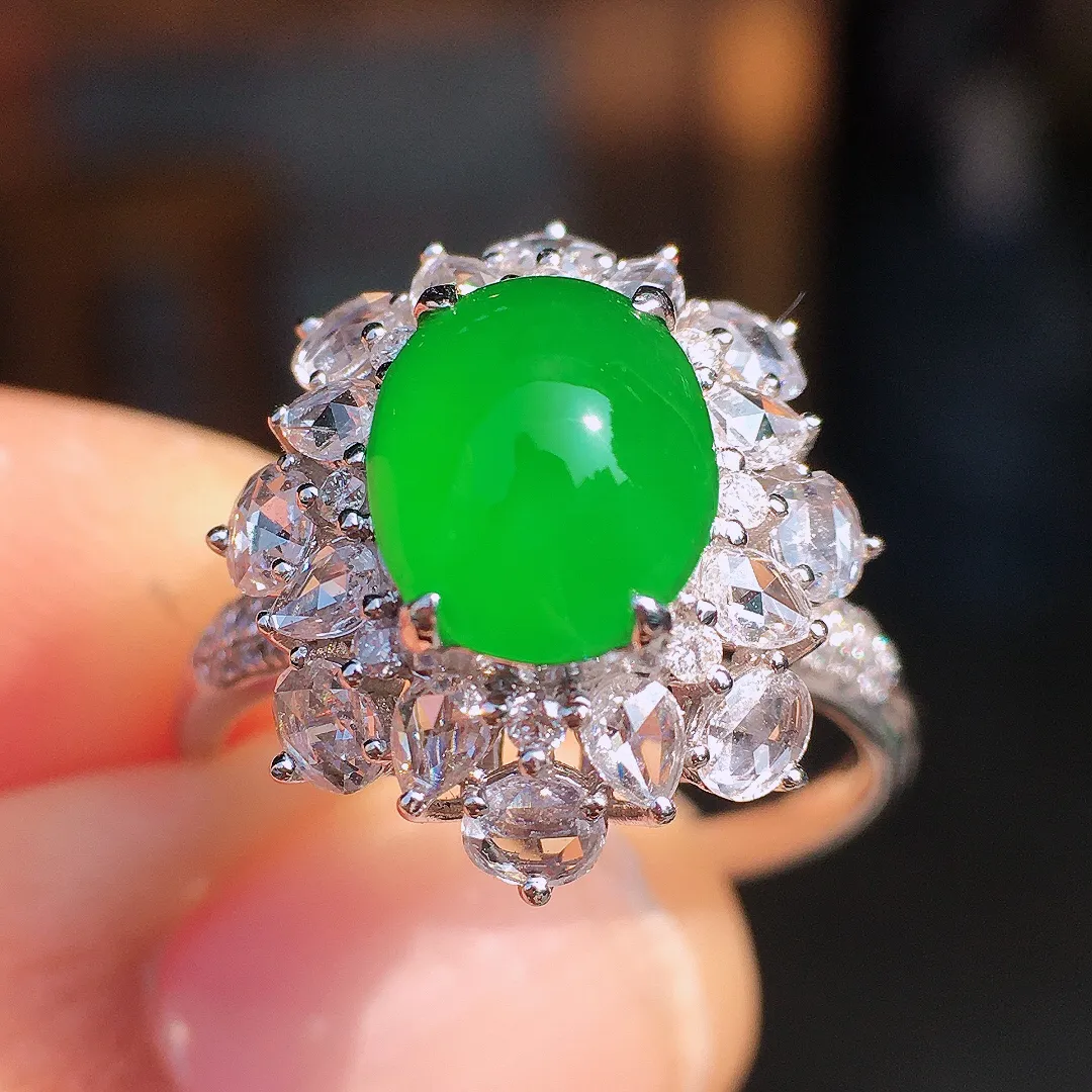 阳绿蛋面戒指，色泽均匀艳丽，玉质细腻，荧光感超
强，饱满圆润，尽显优雅气质，18k
金豪华镶嵌