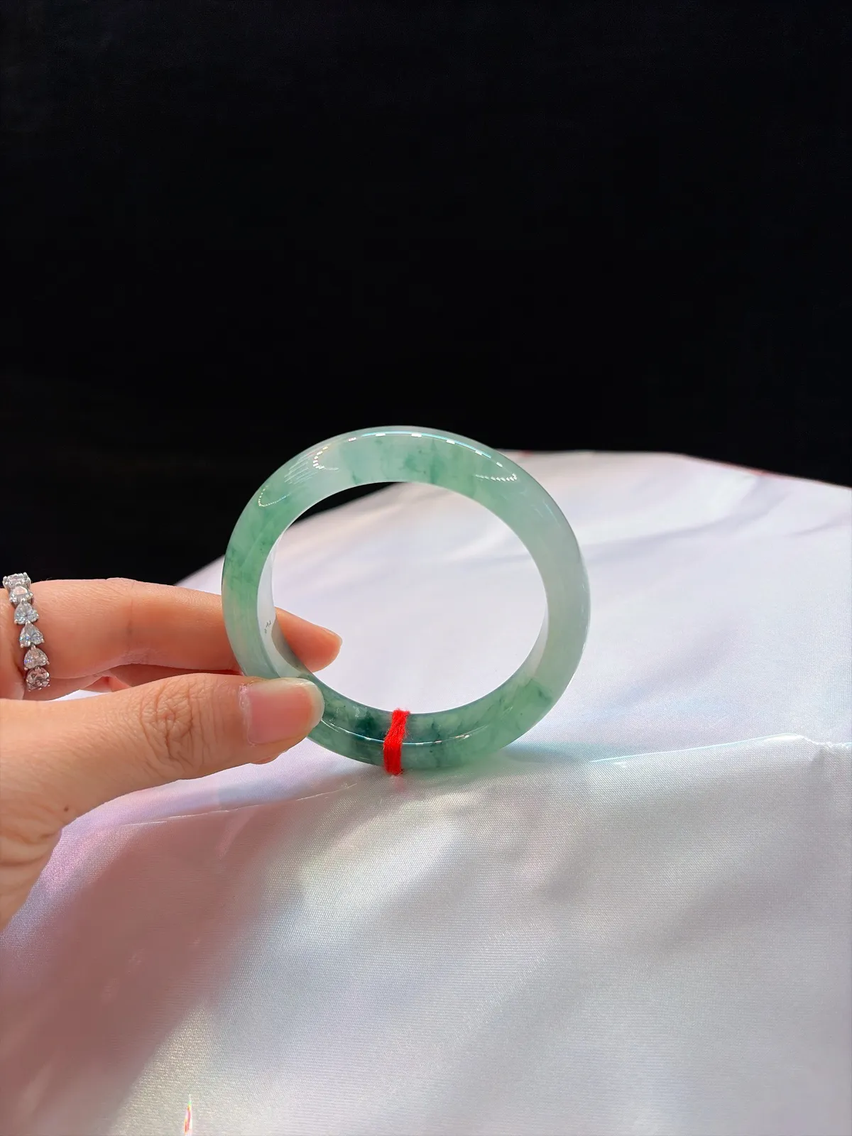 ｜53圈口
【冰飘花半山半水·灵动飘花】
“半山半水藏意境，飘花灵动腕间生”​​
——整圈起光，实