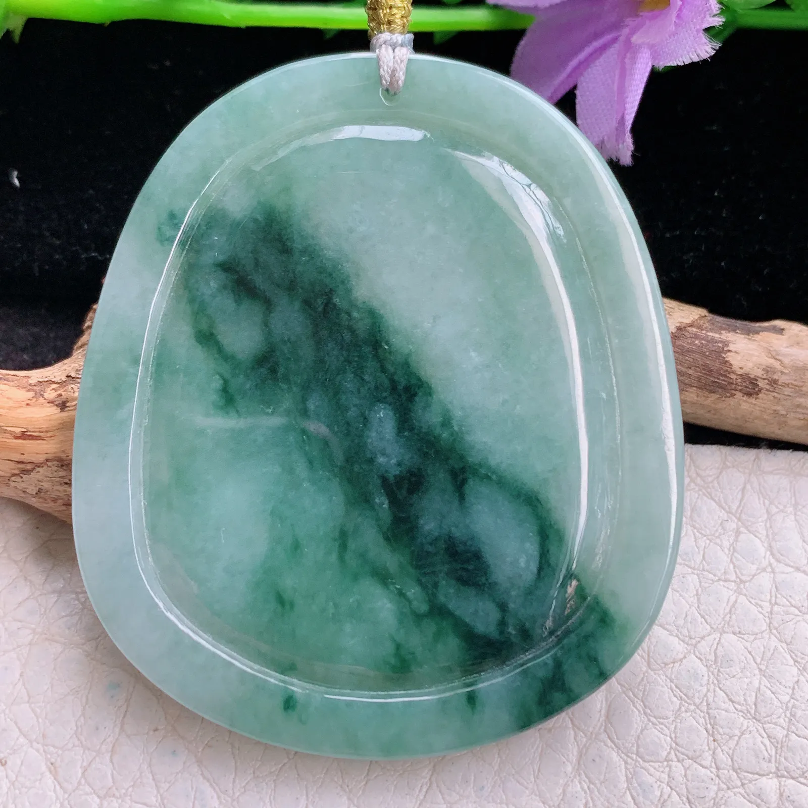 rp实拍52.8*45.8*6.2缅甸翡翠精雕飘花扭转乾坤 生肖牛玉吊坠 玉挂坠