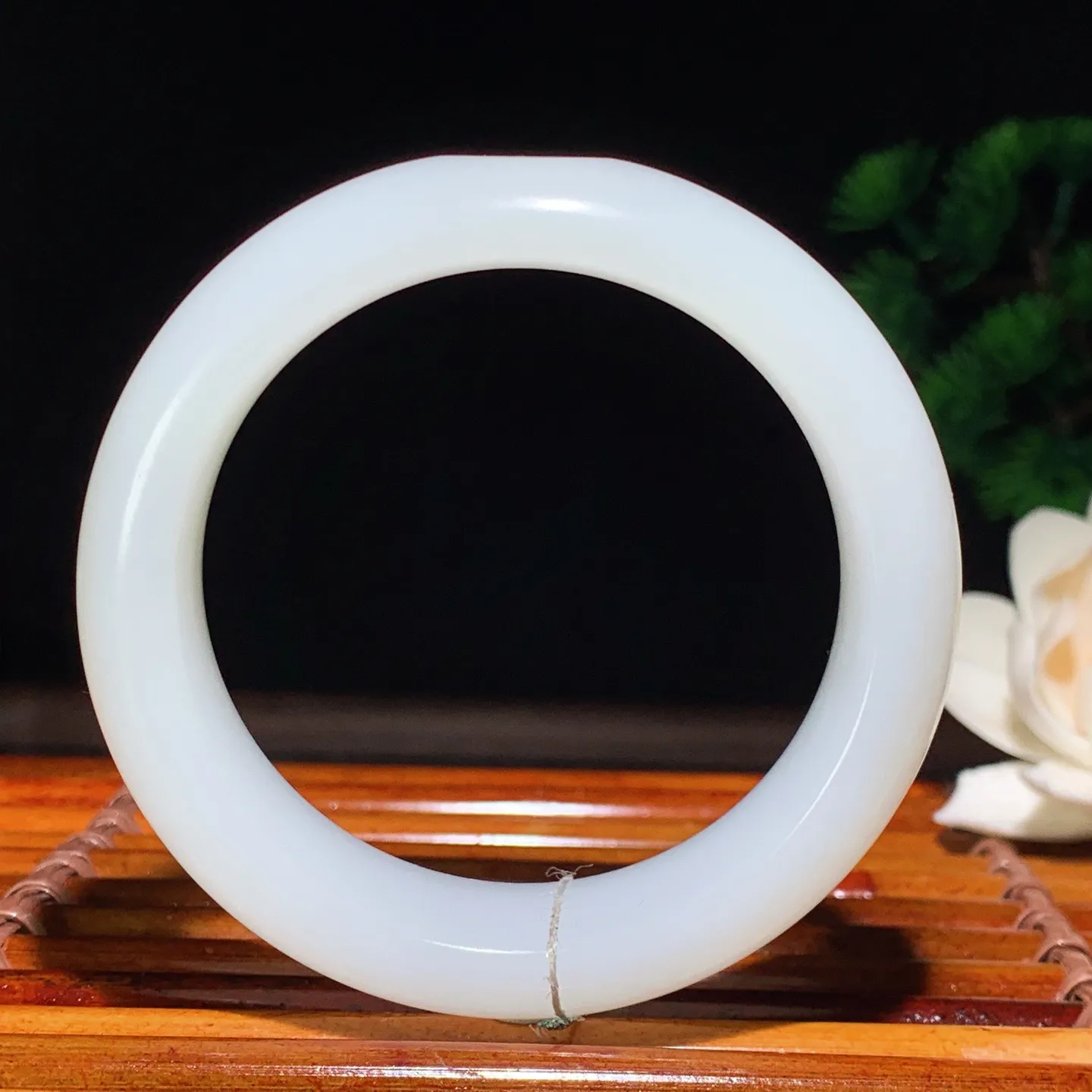 53圈口 新疆和田玉羊脂白籽料手镯 53圈口条宽 16厚9重67.7克。玉质细腻油润。手推出油。佩戴