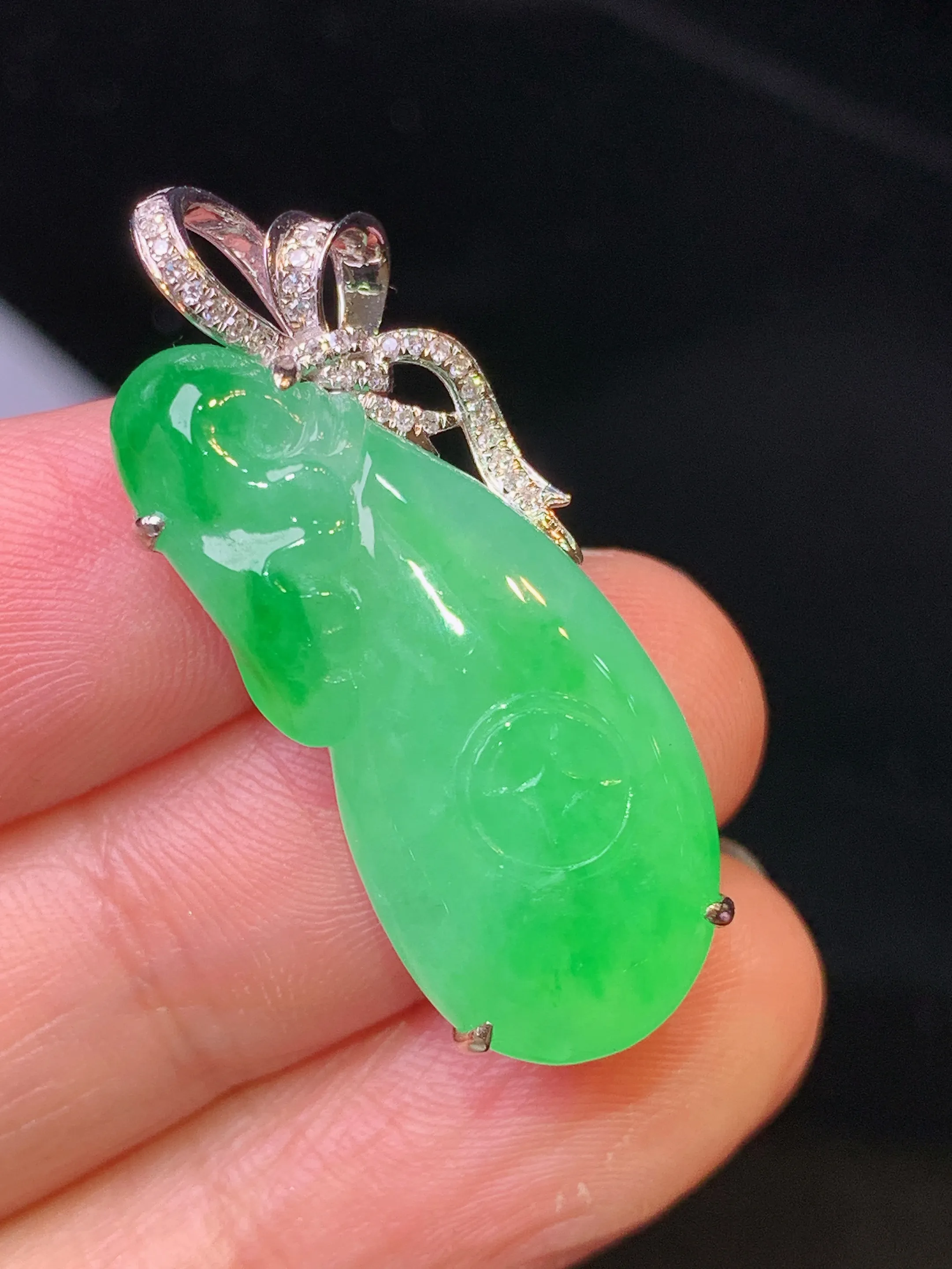 18金钻镶嵌翠绿福瓜吊坠 玉质细腻 色泽清新艳丽 整体尺寸32.2*12.6*8.5