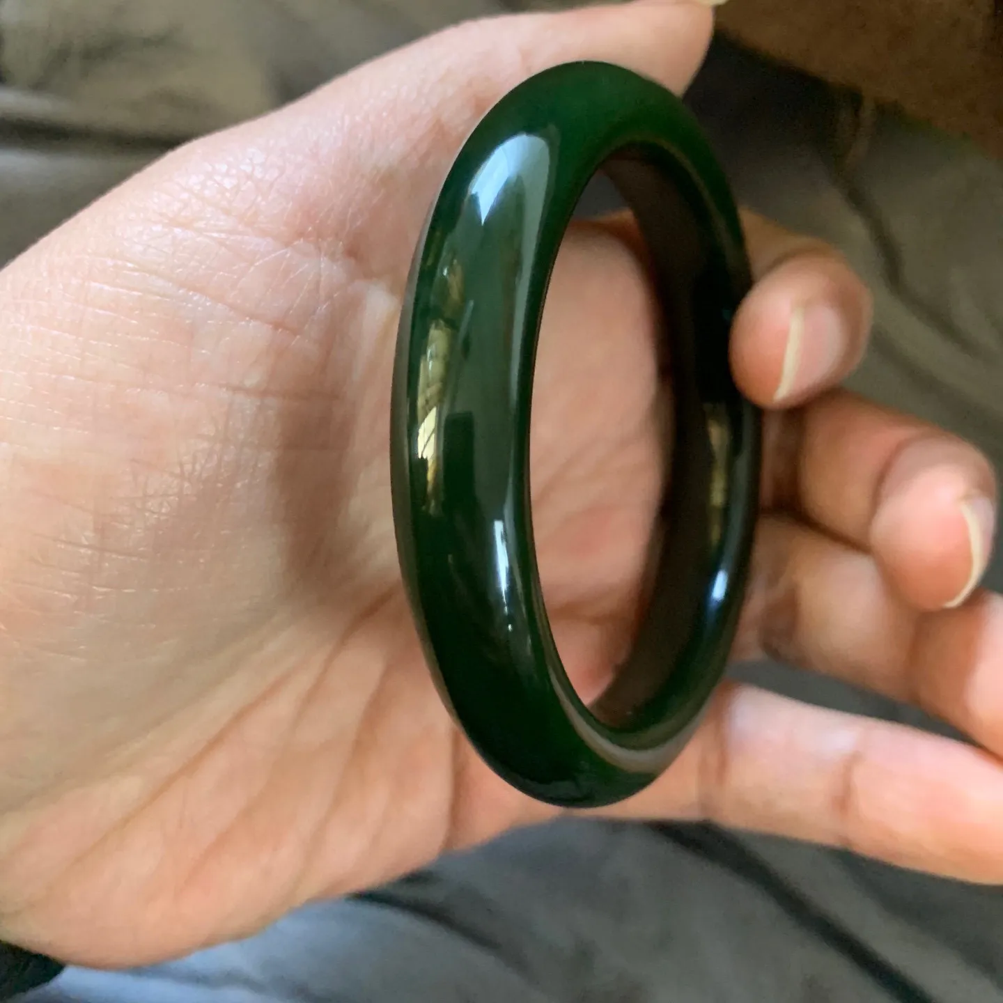 56.8圈口新疆和田玉碧玉菠菜绿手镯【挽间柔情】，冰透十足，和田玉56.8圈口碧玉手镯，镯型古朴典雅。在诗情画意的雨巷相遇，你是我腕间的一抹风情，有你眸有深情.清风荡漾湖间静水，我愿俯身低眉，在烟波涟漪处寻