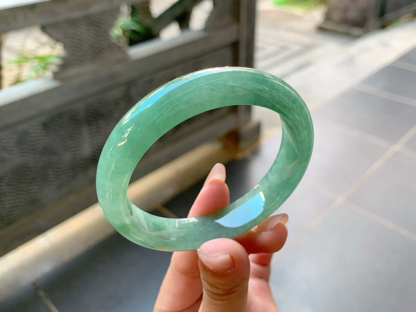 ｜57圈口
满圈油青底，绿油油的，浓郁翠色，端庄优雅，