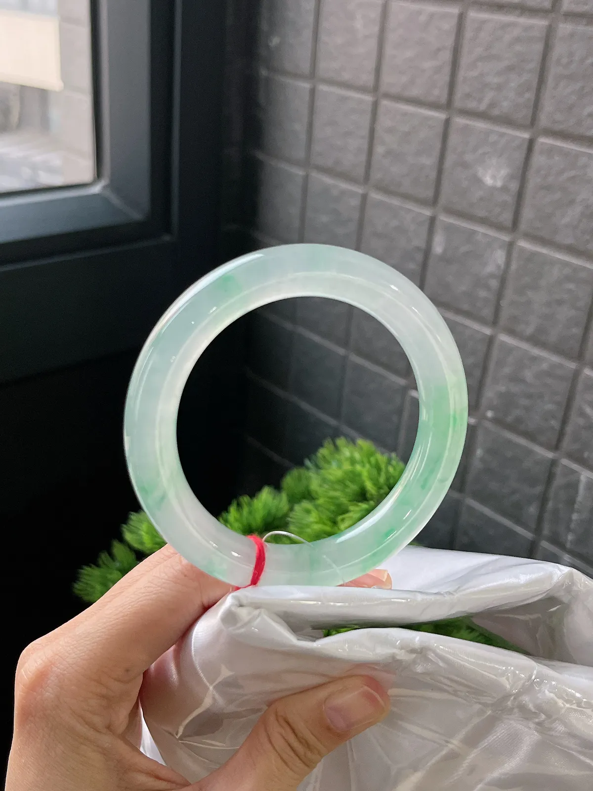 圆镯56.1圈口，翡翠冰种飘绿手镯，种水十足