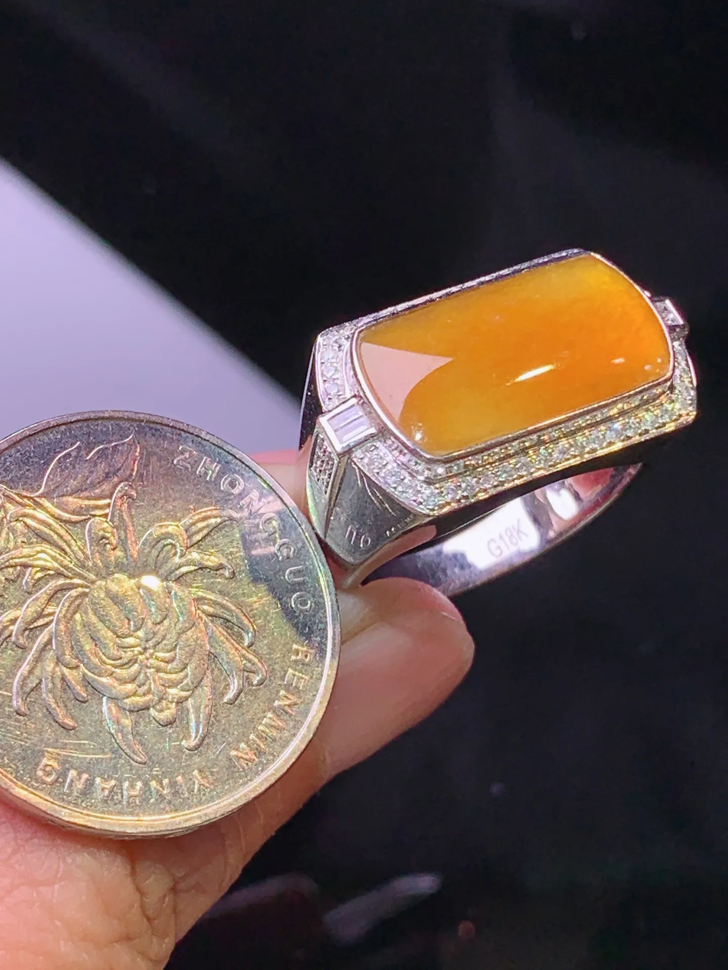 18金钻镶嵌黄翡马鞍戒指 玉质细腻 色泽清新艳丽 圈口20 整体尺寸10*17.5*2