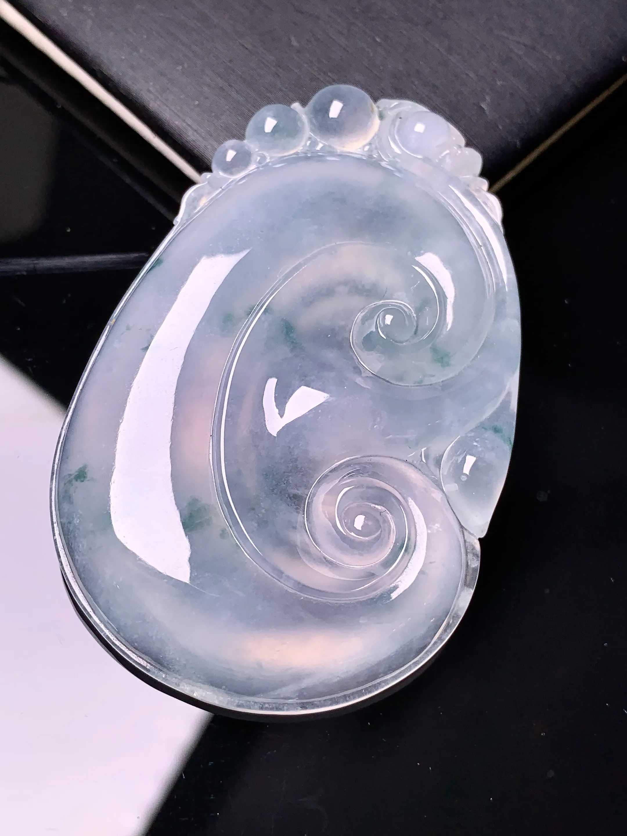 冰种如意吊坠 玉质细腻 色泽清新艳丽 整体尺寸54.8*35.7*6.7