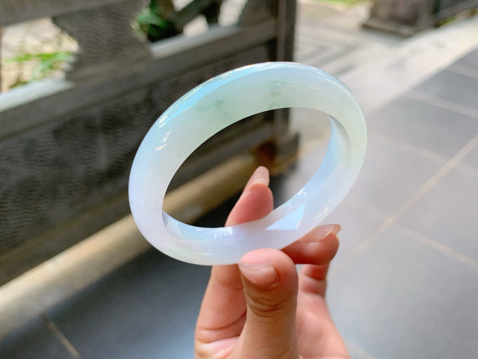 ️｜57圈口
白冰飘绿花，整体透亮细腻，端庄大气，花色轻盈飘逸，