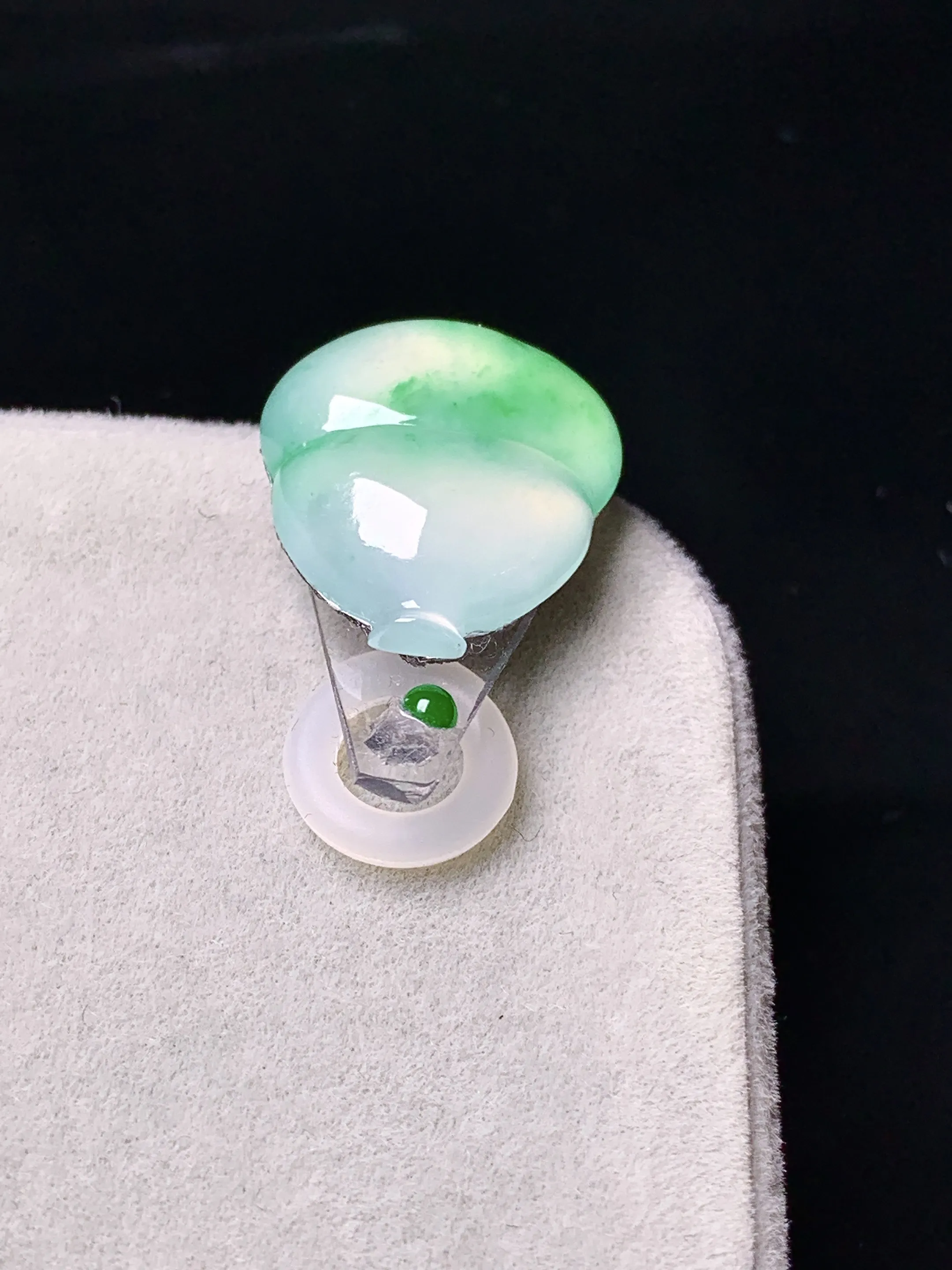 镶嵌款 飘绿葫芦吊坠 玉质细腻 色泽清新艳丽 整体尺寸16.2*14.6*4