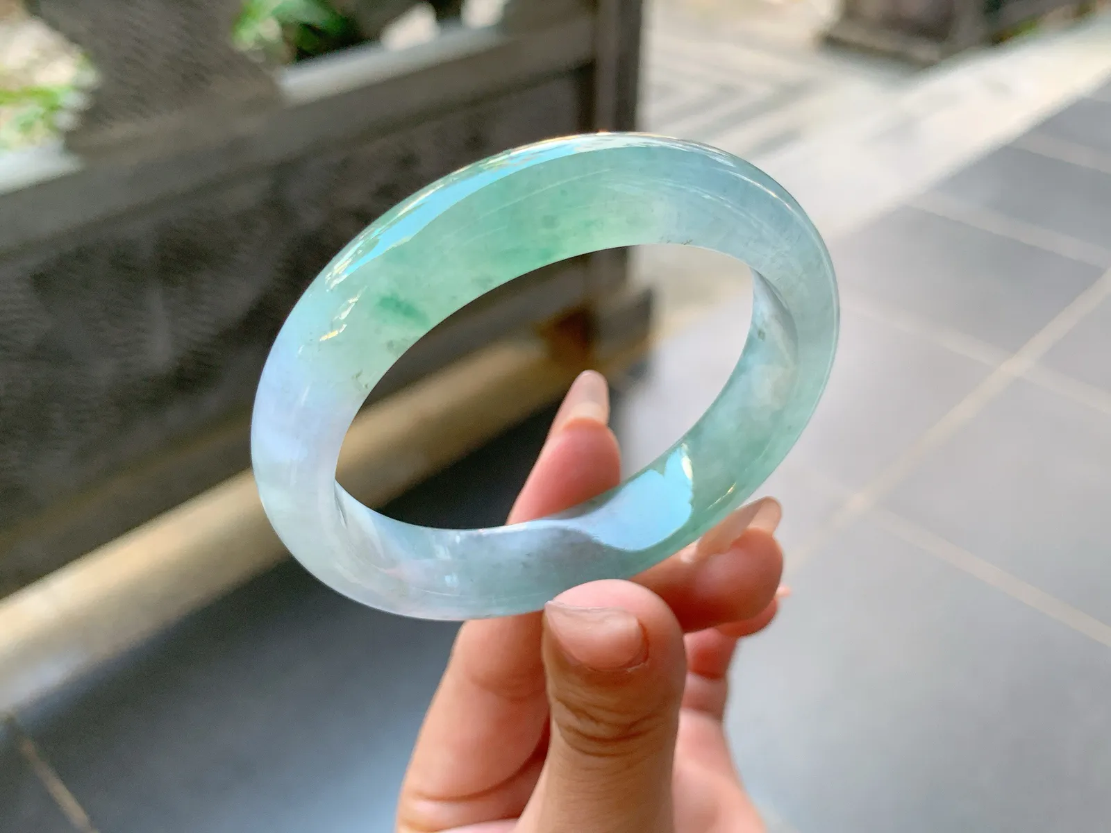 ️｜54圈口
冰飘绿花翡翠手镯，清澈的湖水荡漾着绿花，淡淡的春底色，种水超级棒