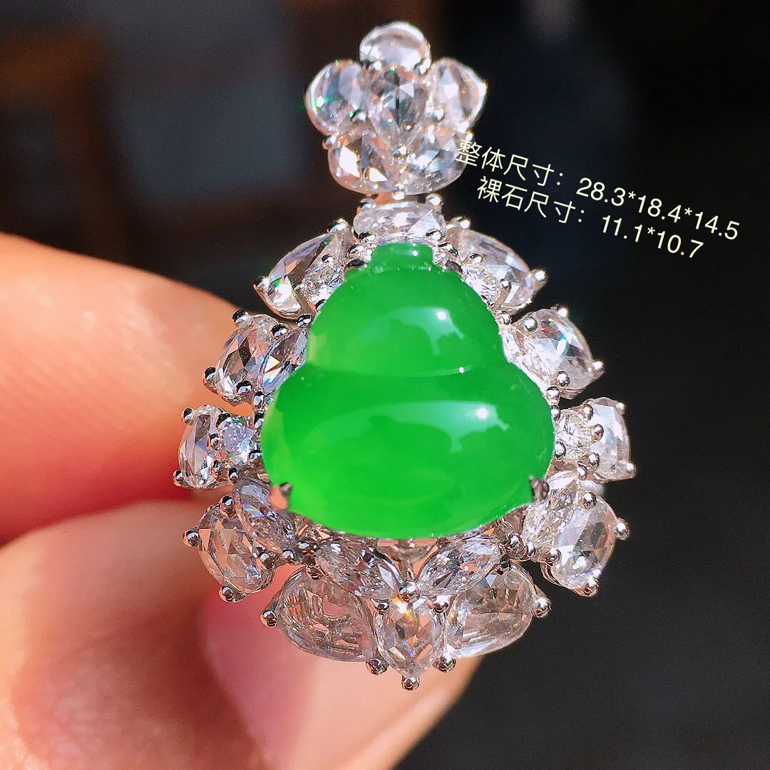 阳绿葫芦戒指/吊坠两用款，色泽均匀艳丽，玉质细腻，荧光感超
强，饱满圆润，尽显优雅气质，18k
金豪华镶嵌