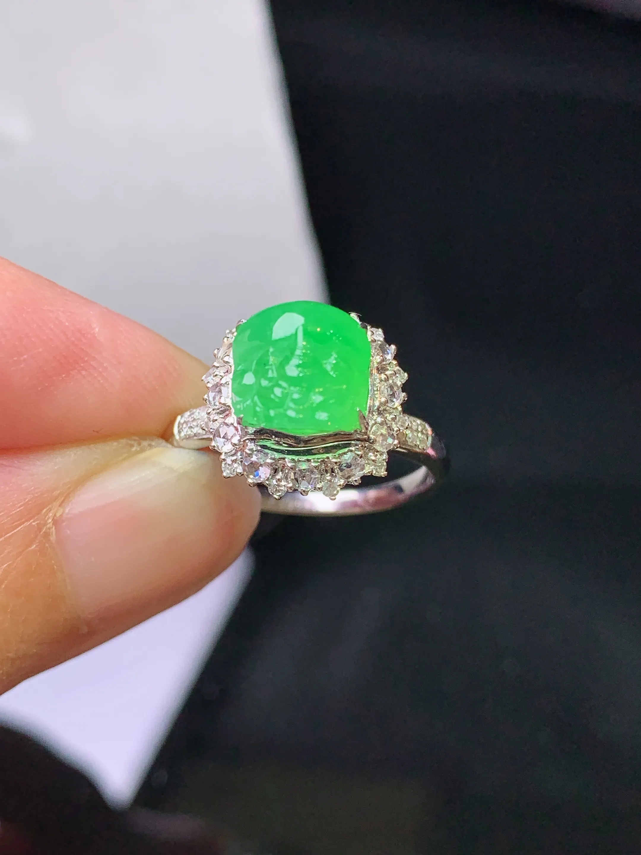 18金钻镶嵌满绿貔貅戒指 玉质细腻 色泽清新艳丽 圈口13 整体尺寸12.2*10.7