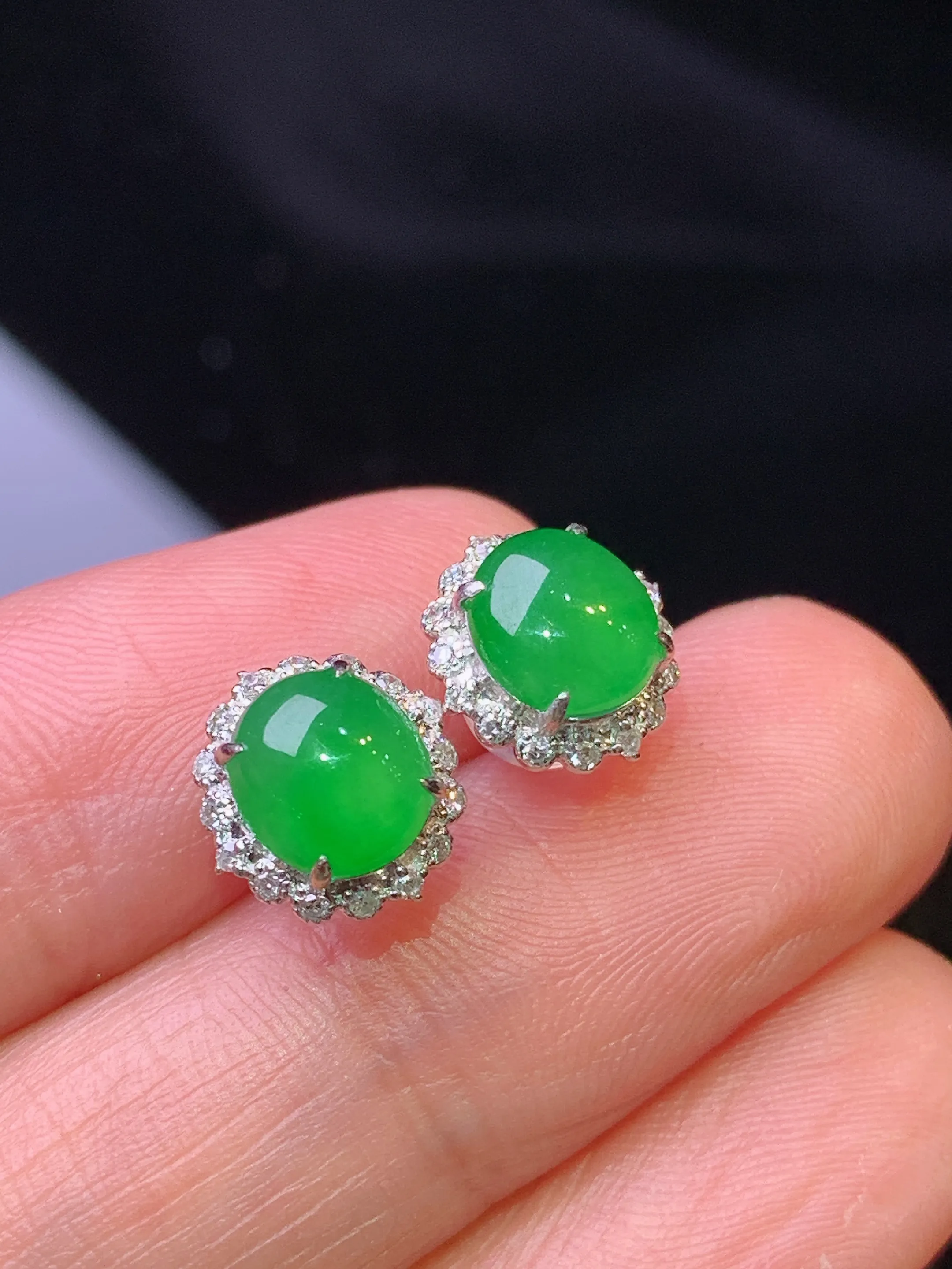 18金钻镶嵌满绿蛋面耳钉 玉质细腻 色泽清新艳丽 整体尺寸9.3*9*4.5