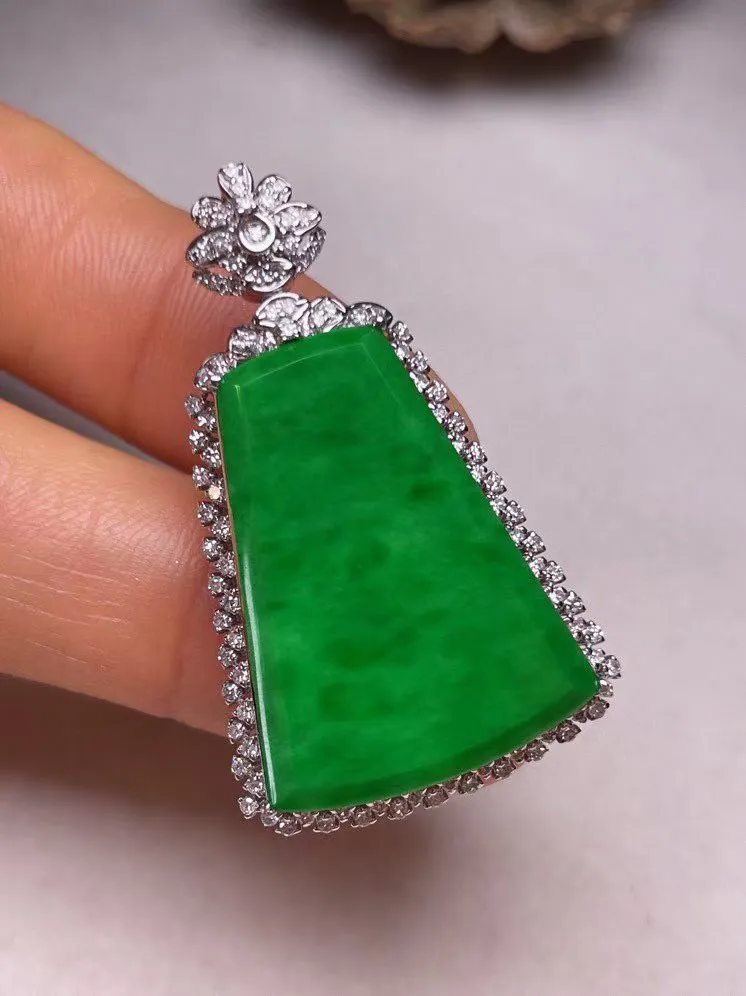 冰糯种辣色平安无事牌吊坠、真金真钻镶嵌，种水好，玉质细腻 .裸石尺寸  25.8*19.7