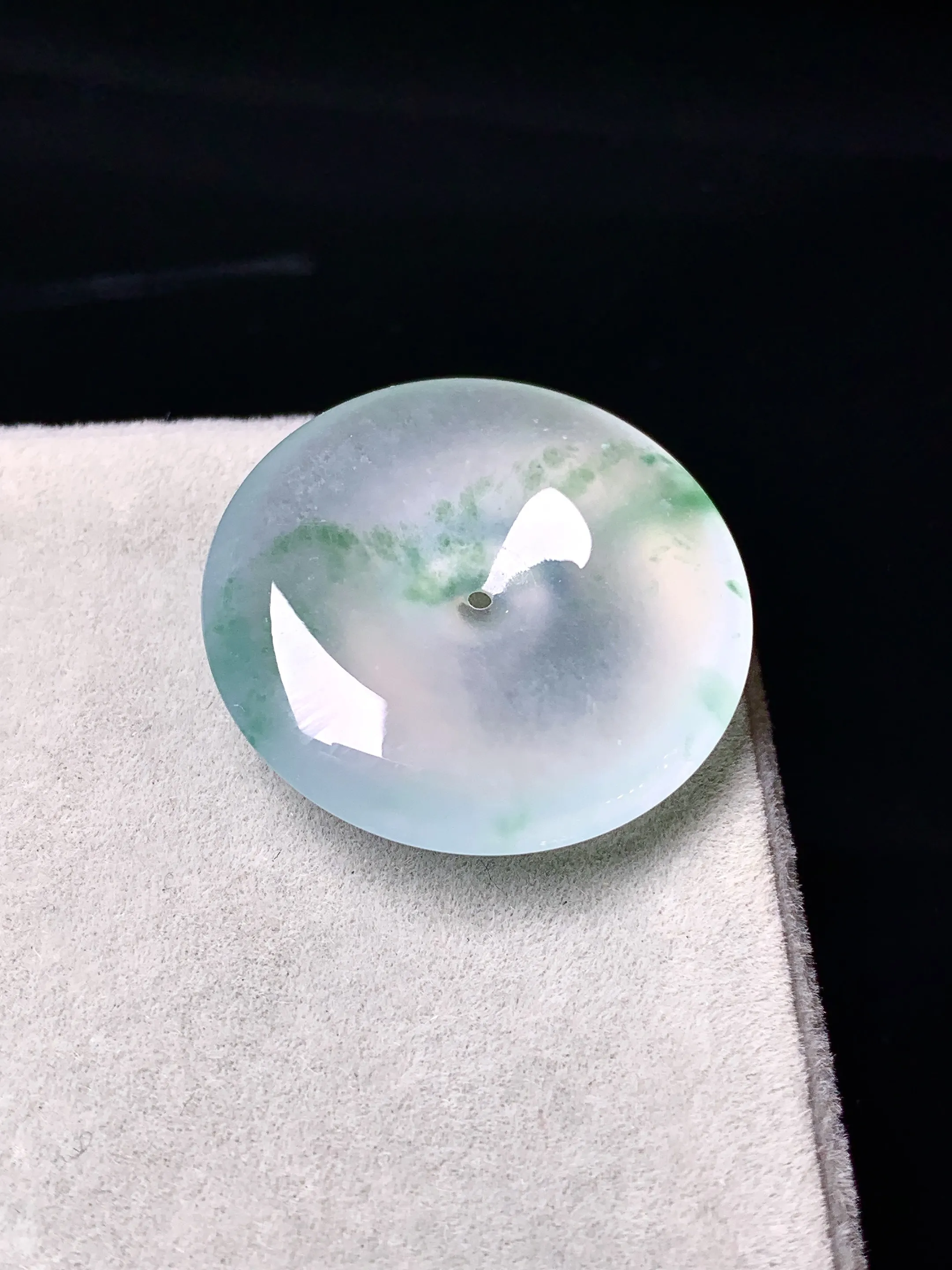 冰种飘绿平安扣吊坠 玉质细腻 色泽清新艳丽 整体尺寸24.2*5.2