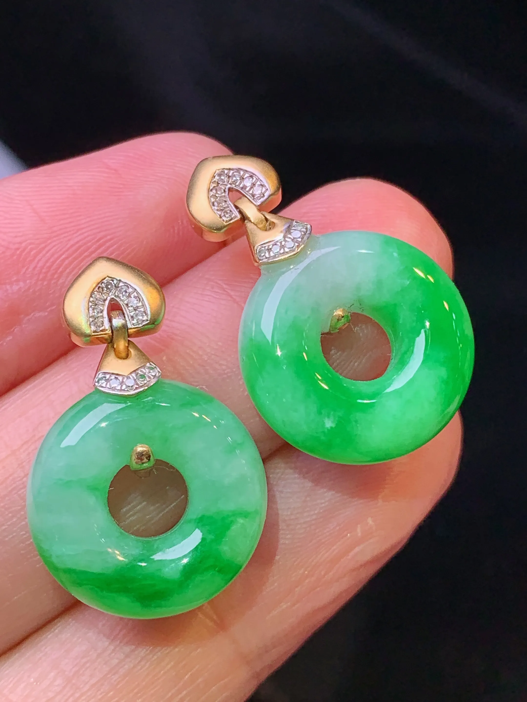 18金钻镶嵌翠绿平安环耳坠 玉质细腻 色泽清新艳丽 整体尺寸23.8*15.5*6.3