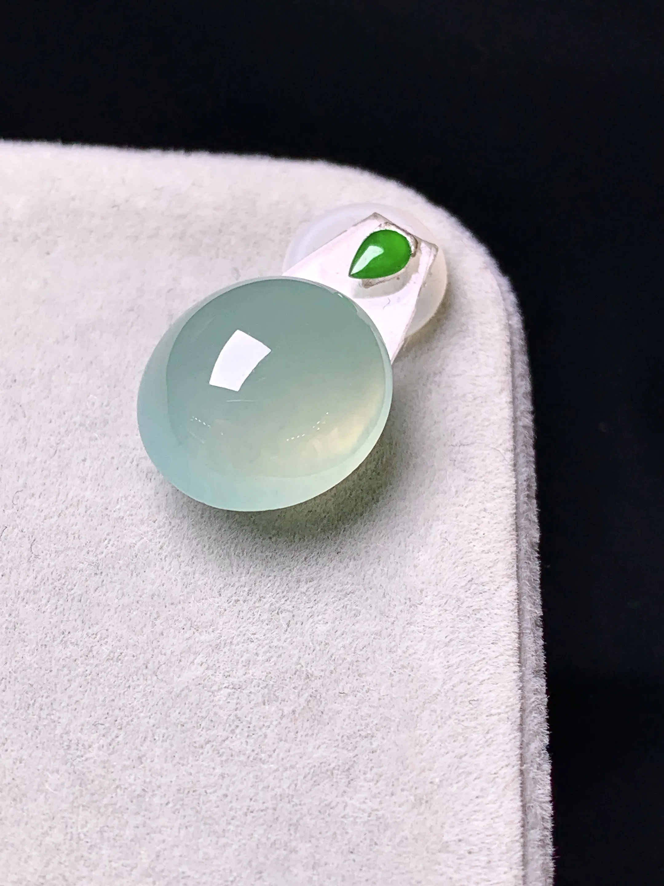 冰种晴底蛋面吊坠 玉质细腻 色泽清新艳丽 整体尺寸13.8*12.3*7.2