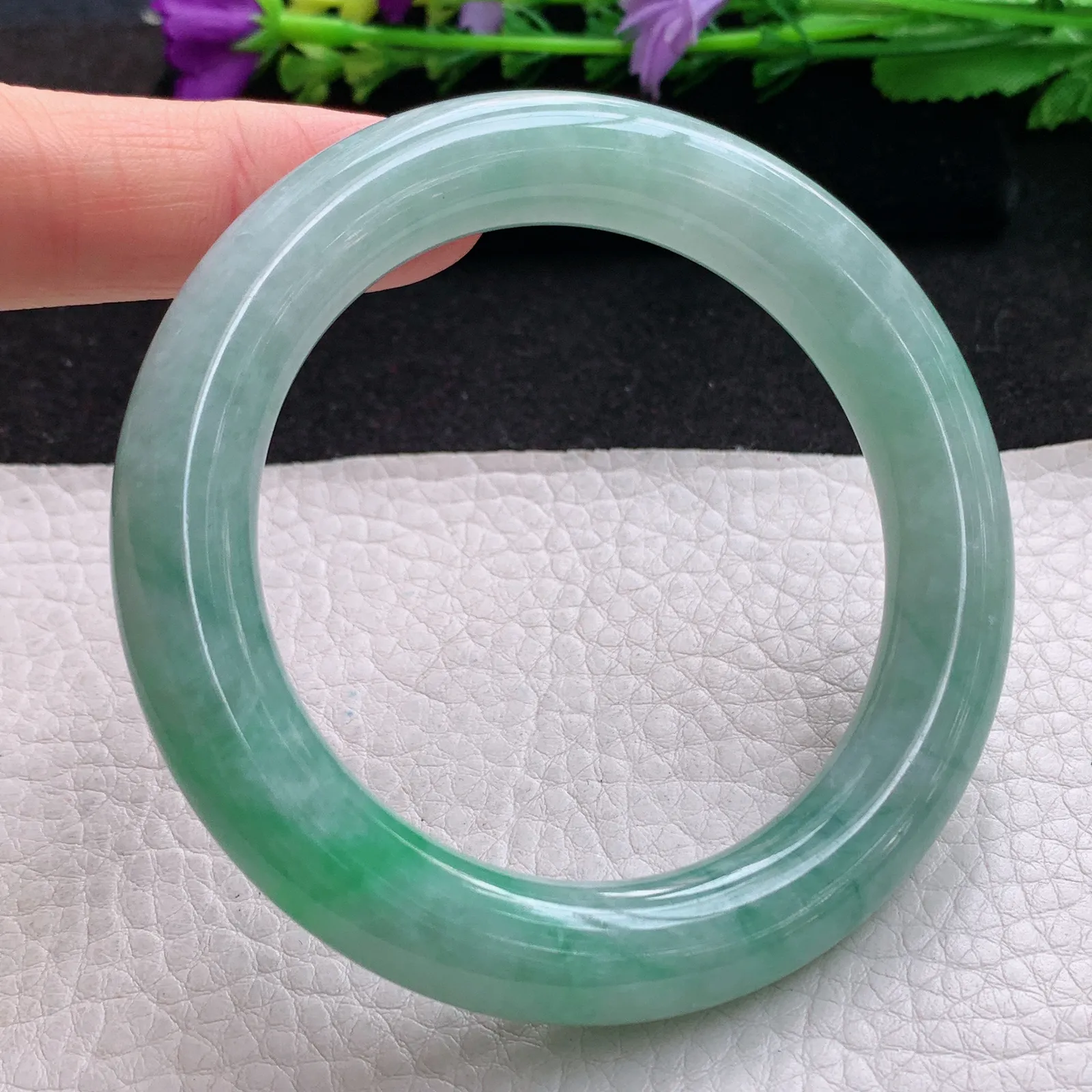 z实拍55*11美入镯 缅甸翡翠精美飘绿圆条大气玉手镯 玉手环