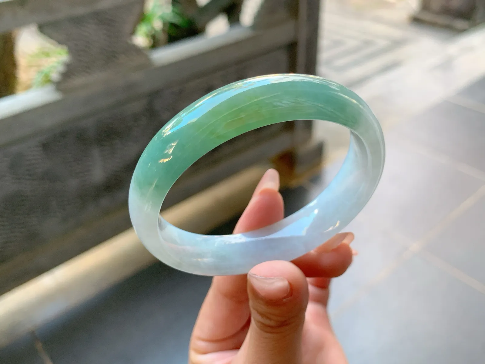 ｜56圈口
半山半水翡翠手镯，微微带点黄翡，润润的，奇特别致，