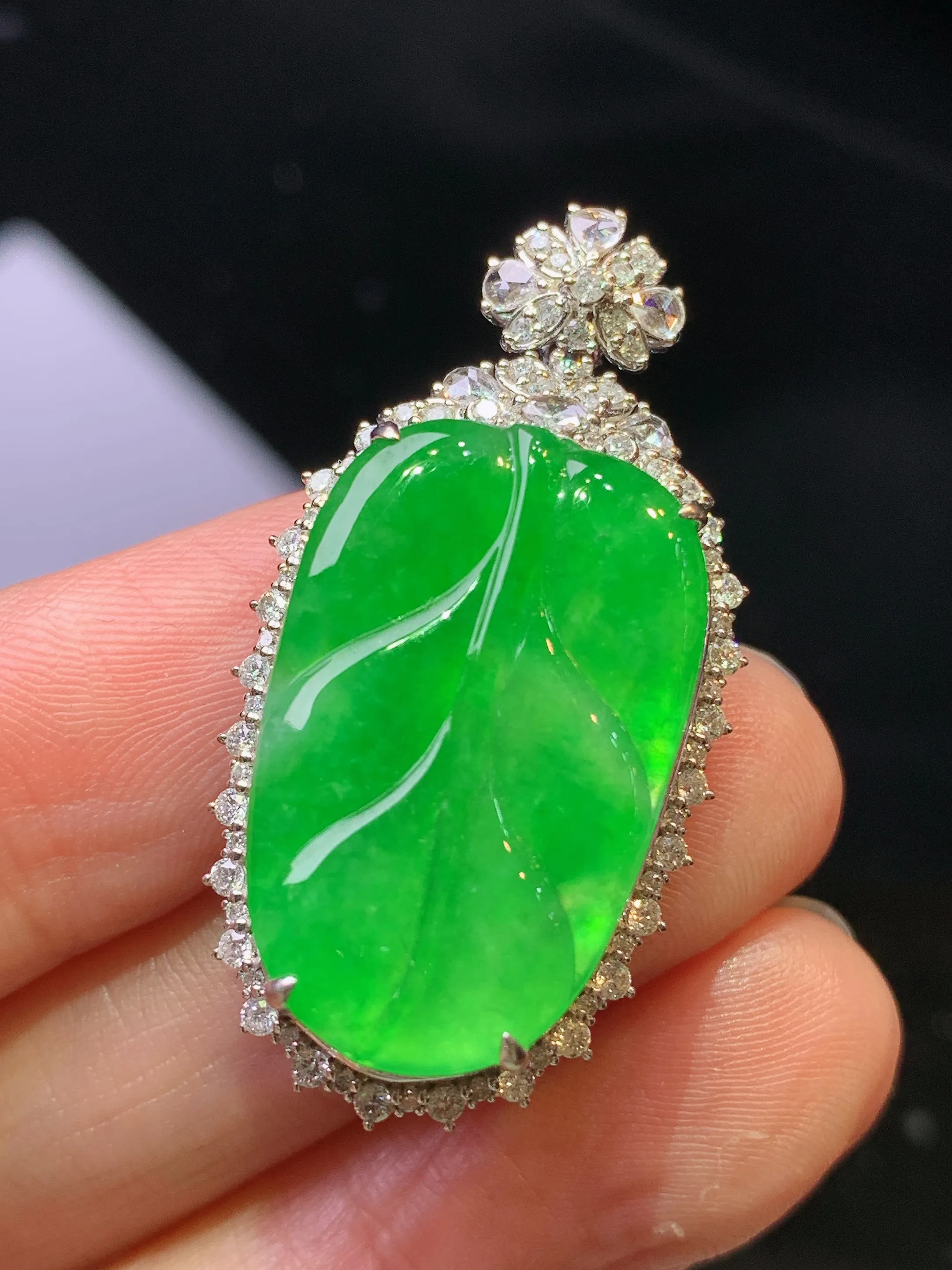 18金钻镶嵌翠绿树叶吊坠 玉质细腻 色泽清新艳丽 整体尺寸37*19*10.8