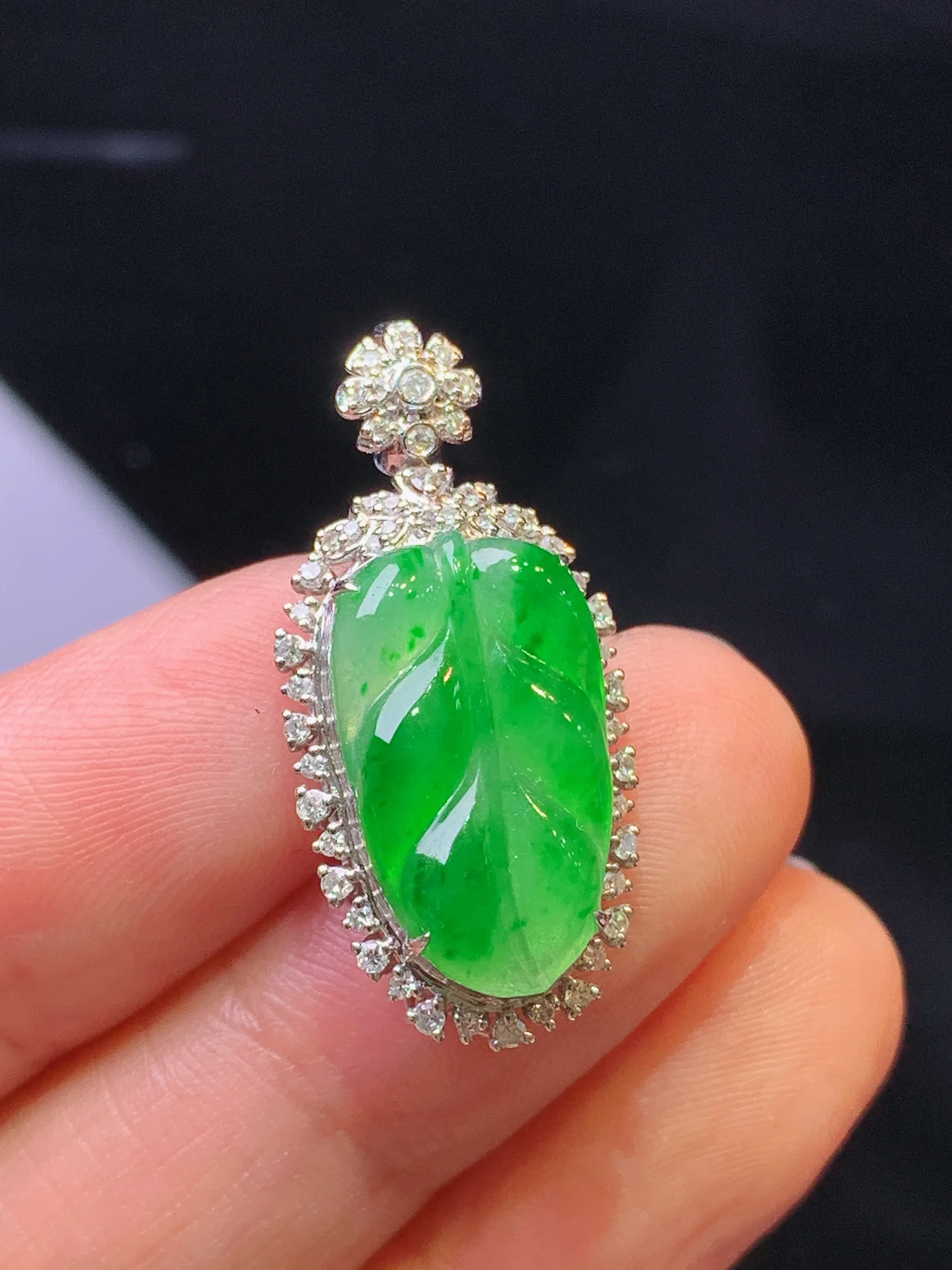 18金钻镶嵌翠绿树叶吊坠 玉质细腻 色泽清新艳丽 整体尺寸28.7*13.5*7.3