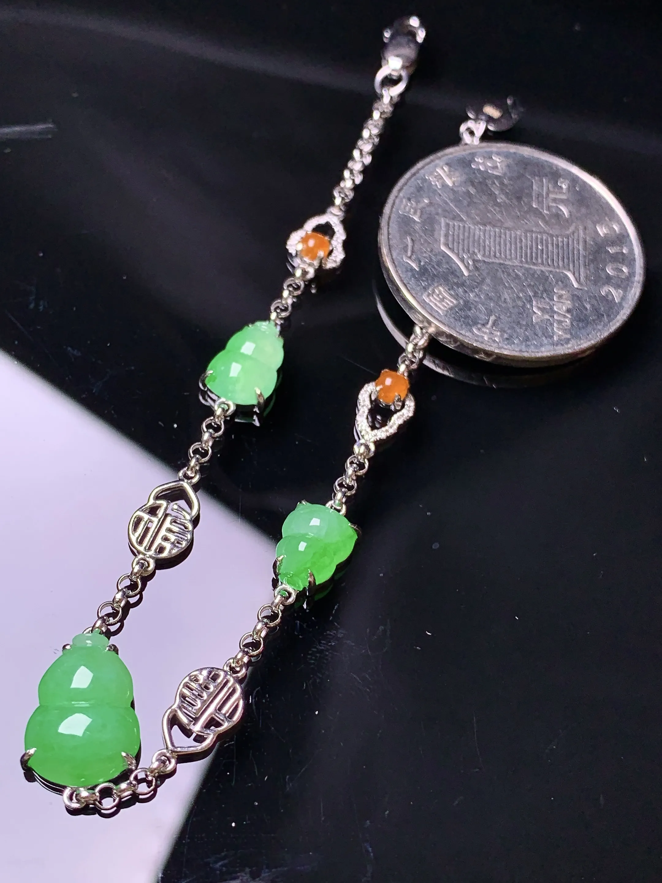 18金镶嵌翠绿葫芦手链 玉质细腻 色泽清新艳丽 整体尺寸11.2*8.5*3.8