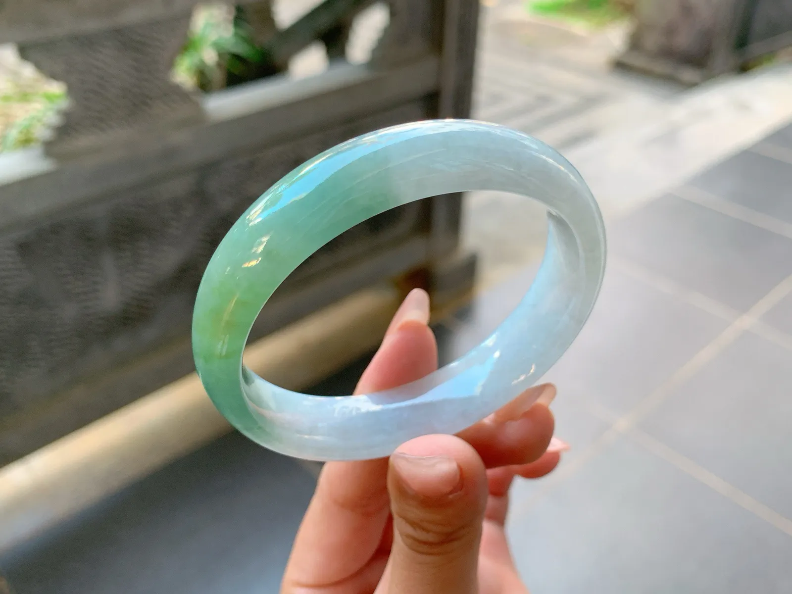 ｜56圈口
半山半水翡翠手镯，微微带点黄翡，润润的，奇特别致，