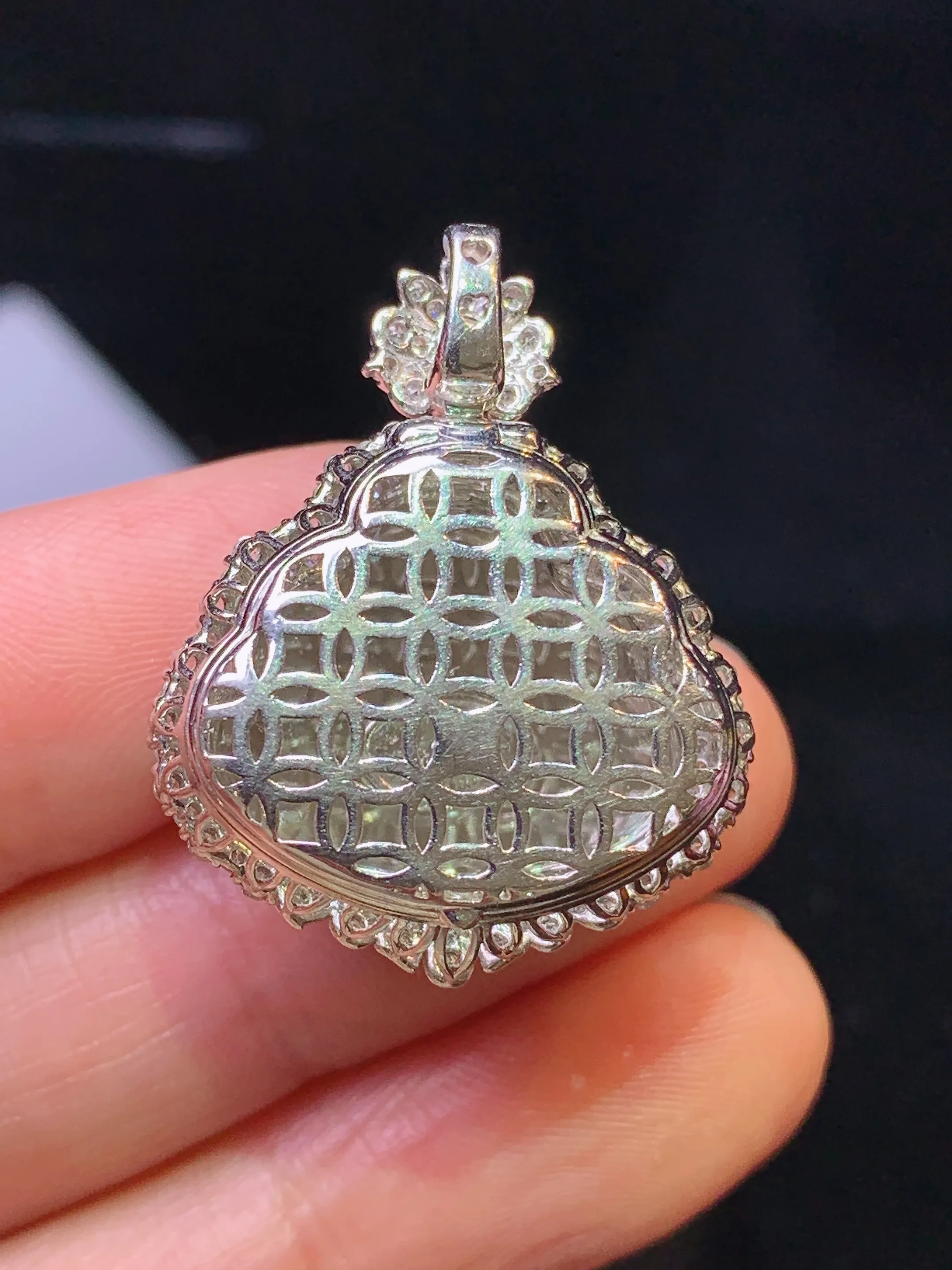 18金钻镶嵌满绿佛公吊坠 玉质细腻 色泽清新艳丽 整体尺寸28.8*22.8*12.6