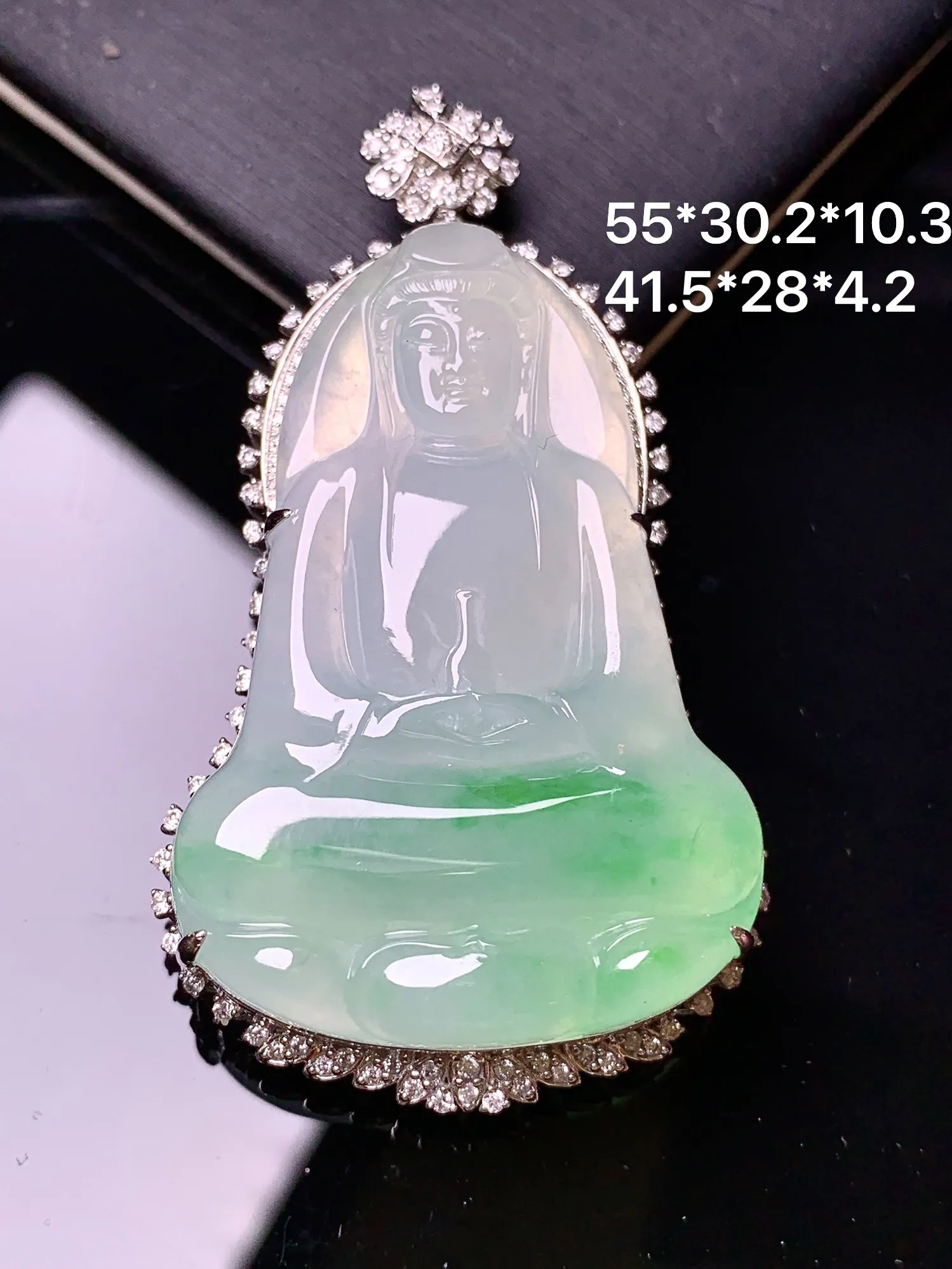 18金钻镶嵌飘绿观音菩萨吊坠 玉质细腻 色泽清新艳丽 整体尺寸55*30.2*10.3